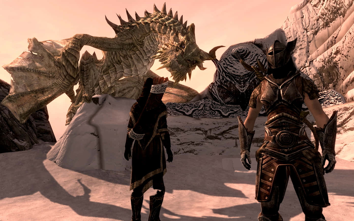 Skyrim Paarthurnax 桌布 壁紙 — 兩名身穿盔甲的冒險者在黃昏時分的雪地山景中面對一隻巨大的尖刺龍。