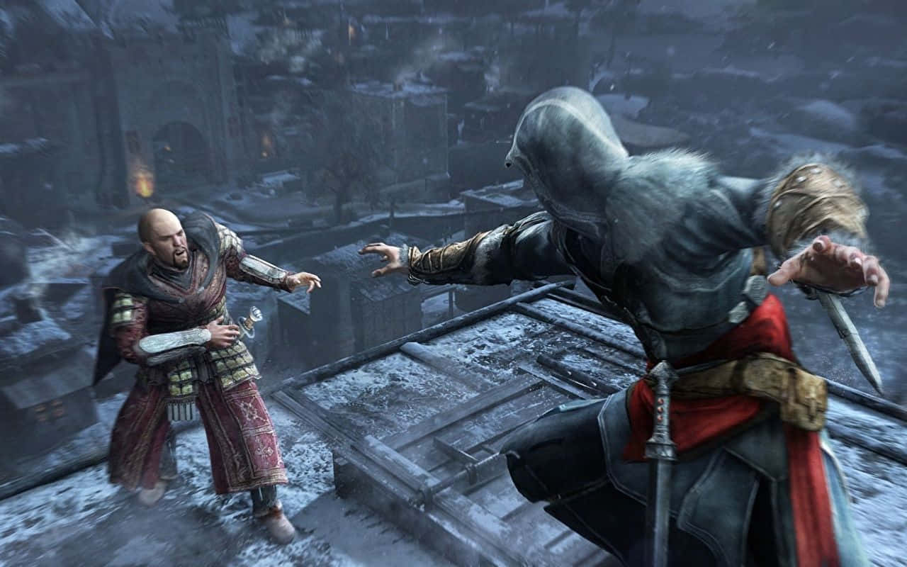 Assassin's Creed Revelations 桌布 壁紙 — 兩名身穿盔甲的戰士在灰色天空下的中世紀城市雪屋頂上衝突。