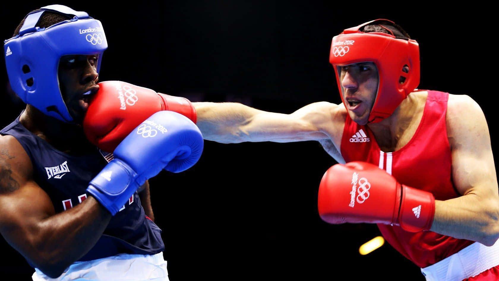 Boxing 桌布 壁紙 — 兩名身穿紅色和藍色裝備的奧運拳擊手在明亮的場館燈光下，於揮拳中途碰撞。
