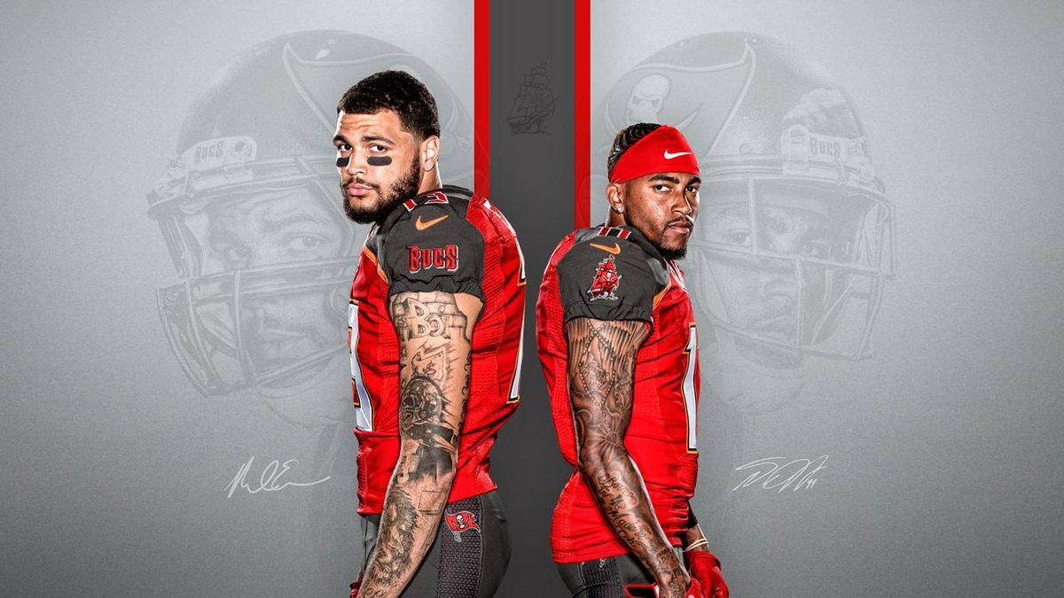 Buccaneers 桌布 壁紙 — 兩名身穿紅色球衣的坦帕灣海盜隊美式足球員背對背站立，背景為灰色，帶有頭盔剪影。