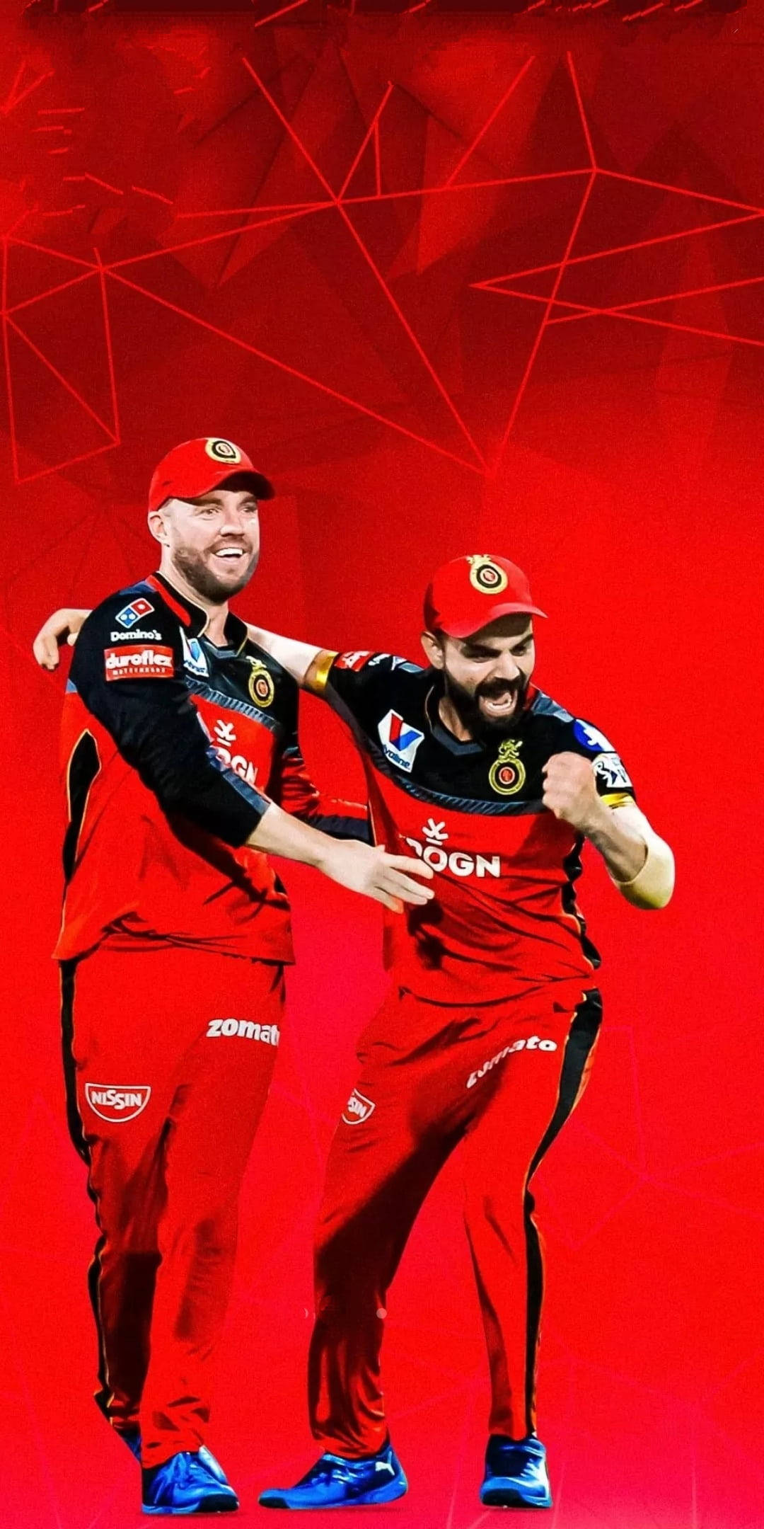 virat kohli rcb 桌布 壁紙 — 兩名身穿紅色球衣的板球運動員在充滿活力的紅色幾何背景前熱情慶祝。