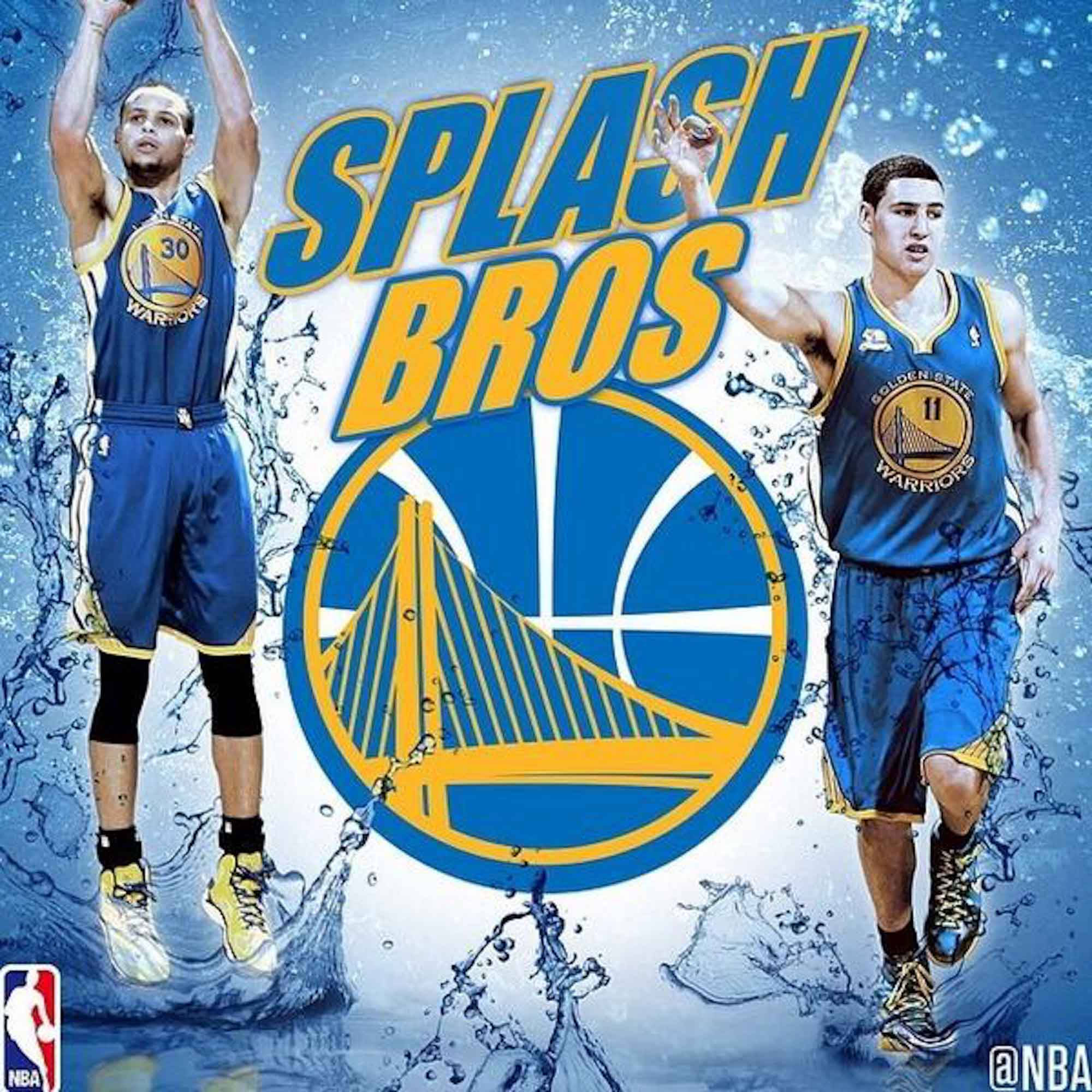 Klay Thompson Splash Bros 壁紙 — 兩名身穿藍黃球衣的金州勇士籃球運動員跳過水面，帶有「Splash Bros」文字和球隊標誌。