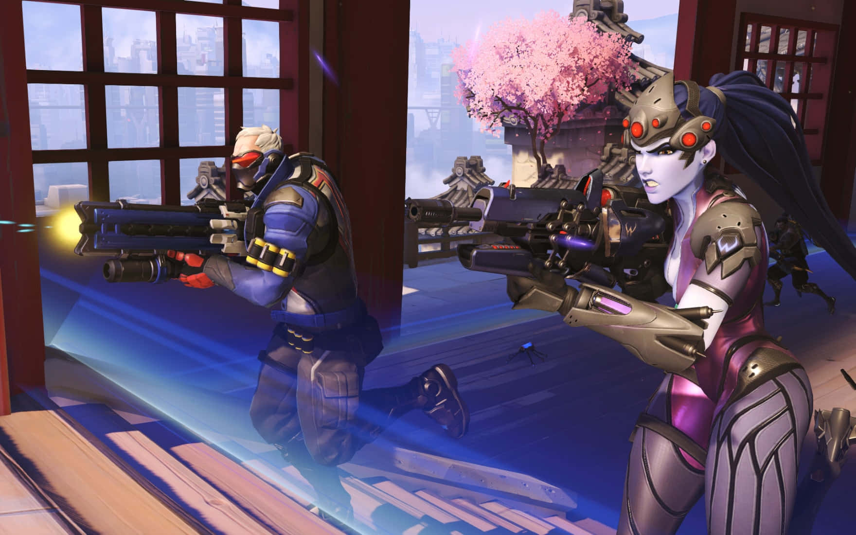 Soldier 76 桌布 壁紙 — 兩名身穿裝甲的《鬥陣特攻》角色在傳統日式房間內瞄準武器，窗外有櫻花盛開。