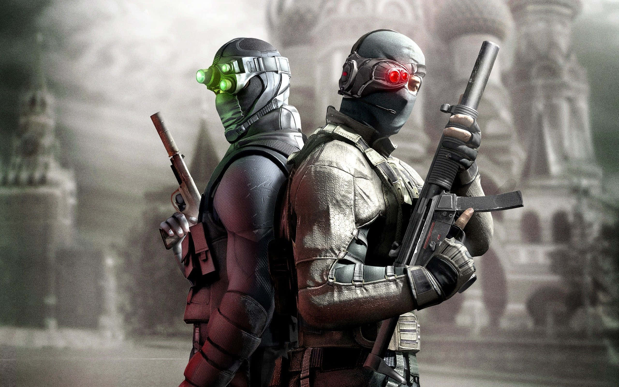 Stealth Games 桌布 壁紙 — 兩名身穿裝甲的士兵，戴著發光的綠色和紅色面罩，背靠背手持武器，身處霧氣瀰漫的城市廢墟中。