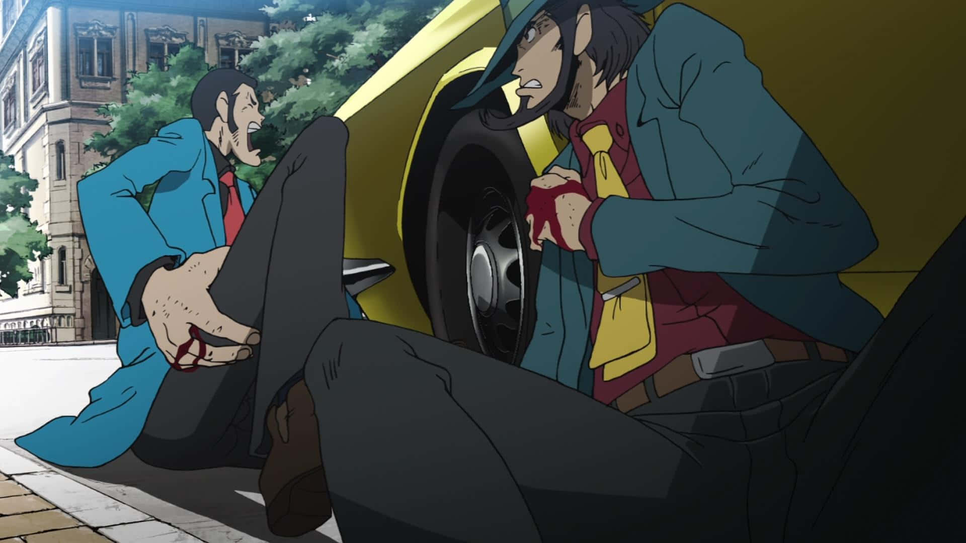 Lupin Iii Daisuke Jigen 桌布 壁紙 — 兩名身穿西裝的動畫男子在城市的街道上，背景有建築物和樹木，在一輛黃色汽車附近流血。