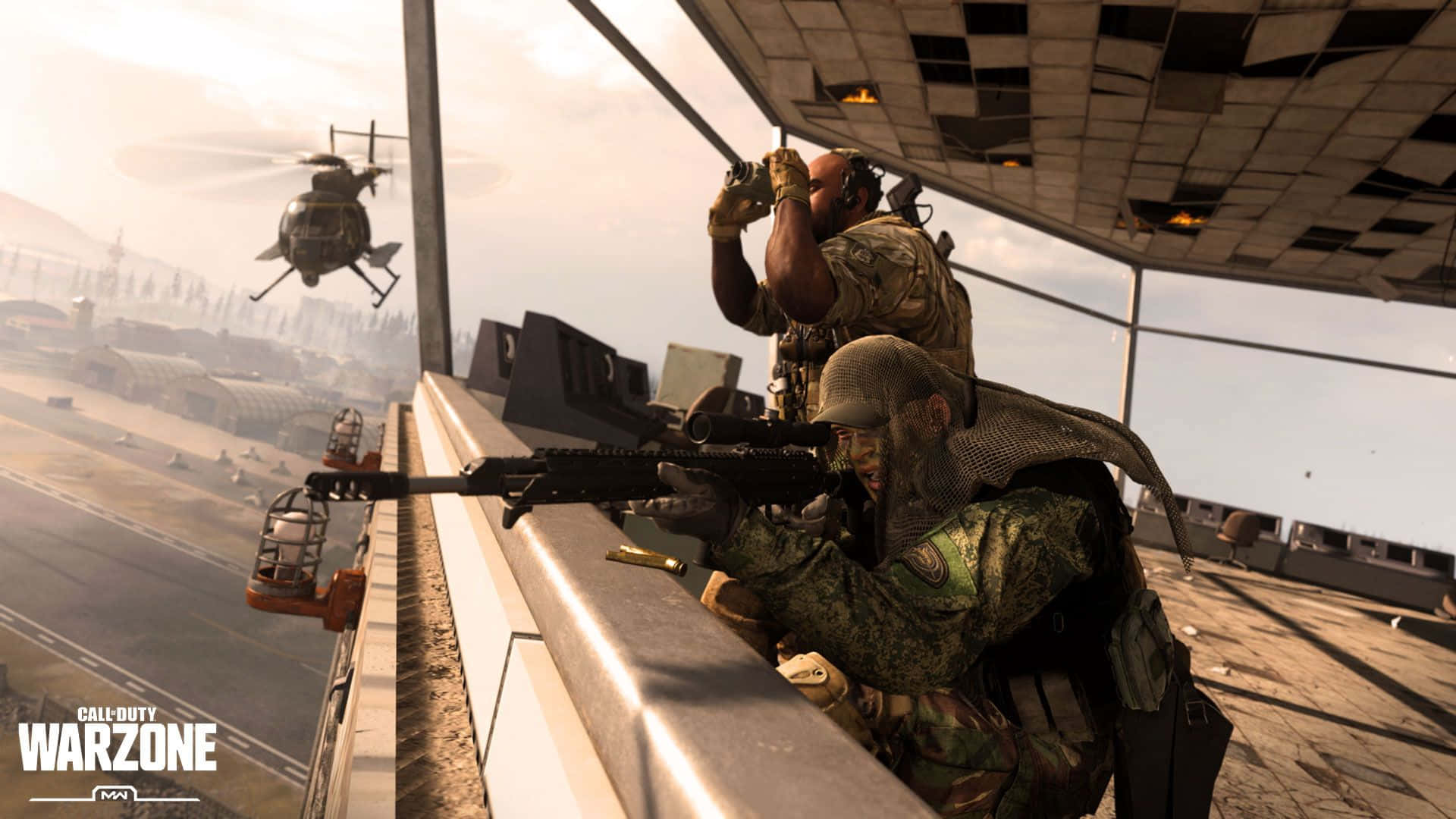 Call Of Duty Vehicles 桌布 壁紙 — 兩名身穿迷彩裝備的士兵從屋頂瞄準步槍，俯瞰著塵土飛揚的機場，附近有一架直升機盤旋。