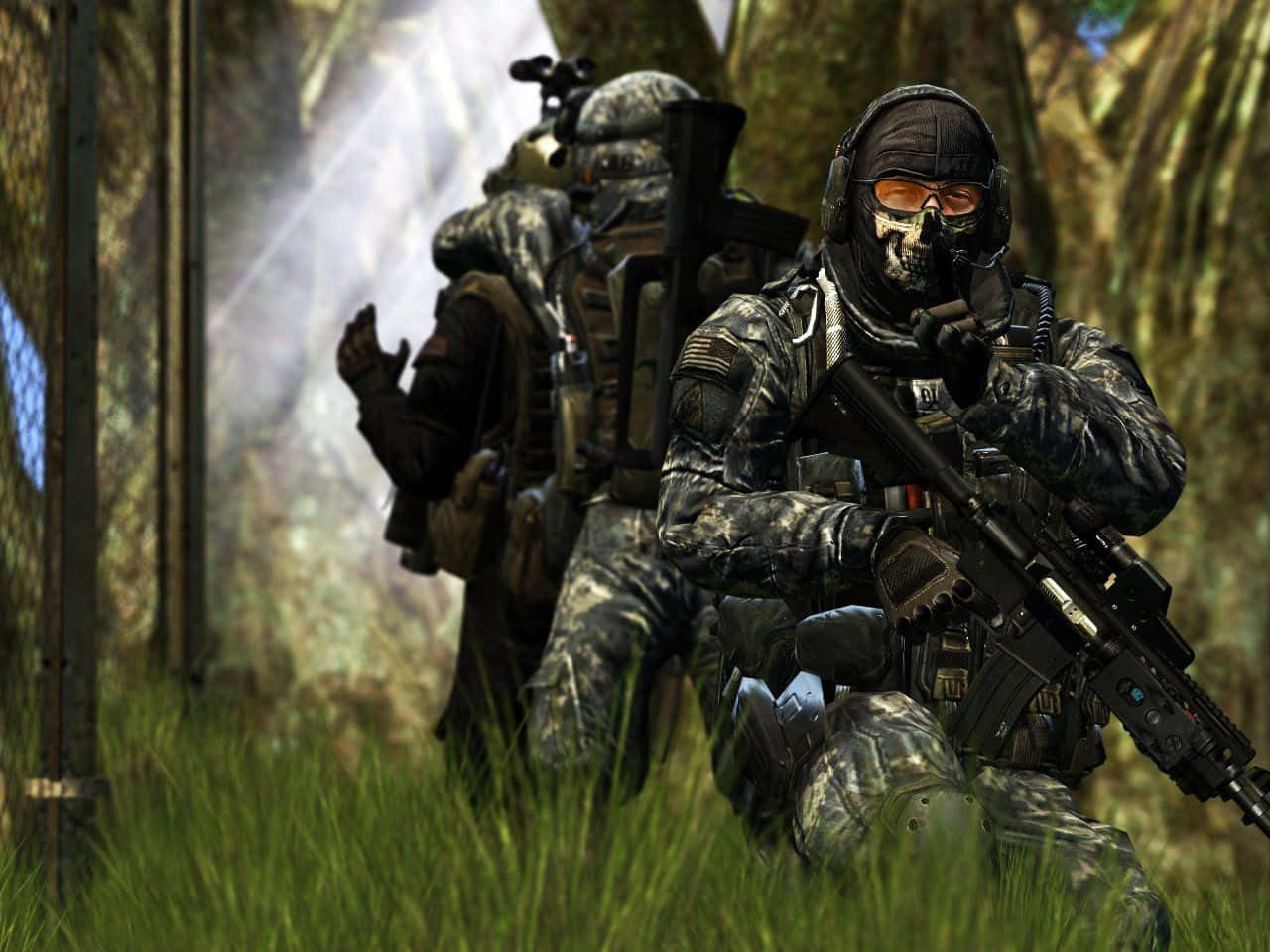 Call Of Duty Soldiers 桌布 壁紙 — 兩名身穿迷彩裝備的士兵蹲在霧氣瀰漫的森林空地附近的高草叢中，手持步槍。