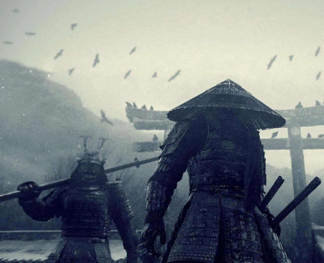 武士 桌布 壁紙 — 兩名身穿鎧甲的武士莊嚴地站在鳥居前，鳥兒在迷濛的黑白風景中飛過頭頂。