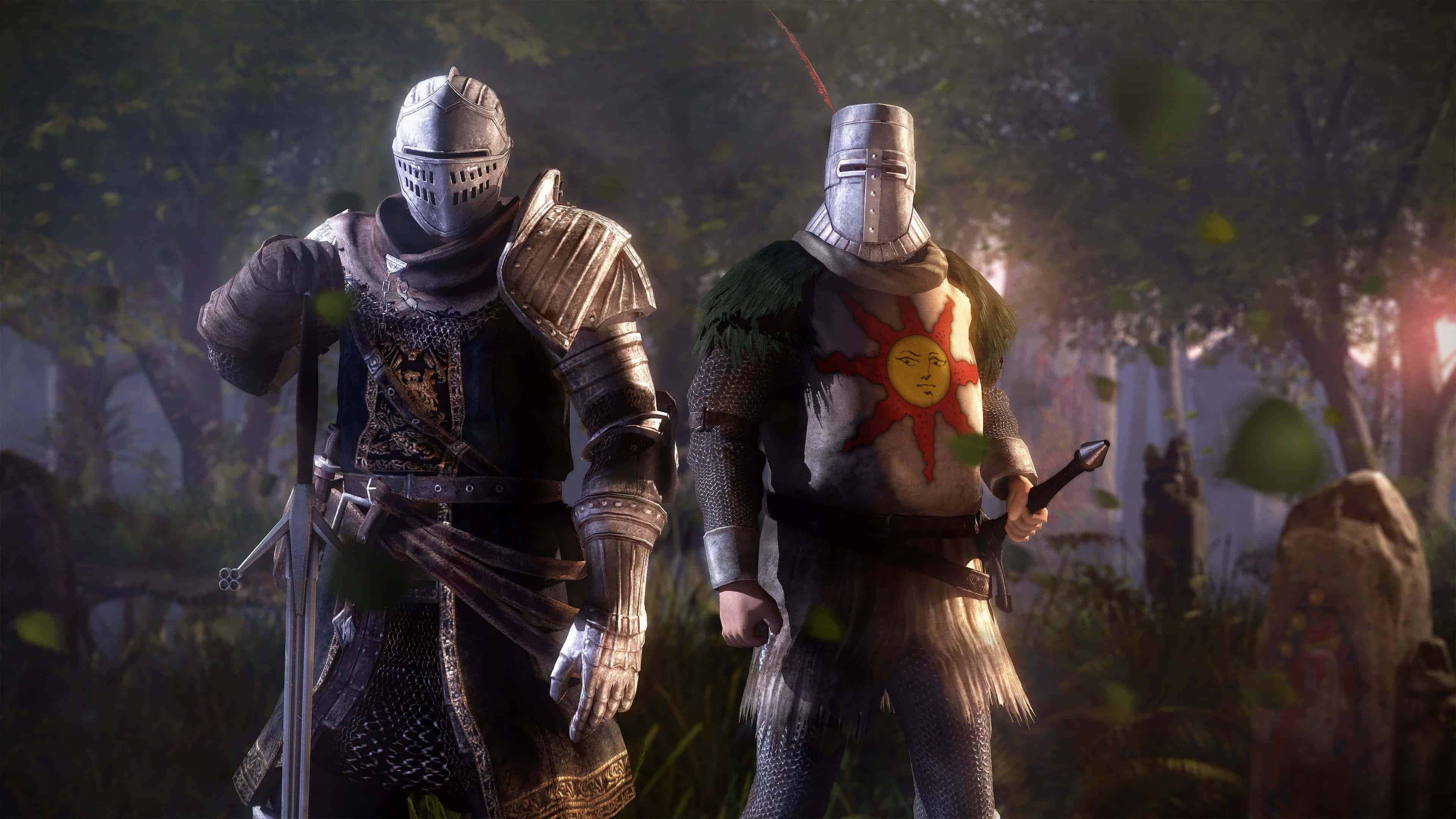 Solaire Of Astora 桌布 壁紙 — 兩名身穿鎧甲的騎士站在黃昏時分霧氣瀰漫的森林中，樹葉在他們周圍飄落。