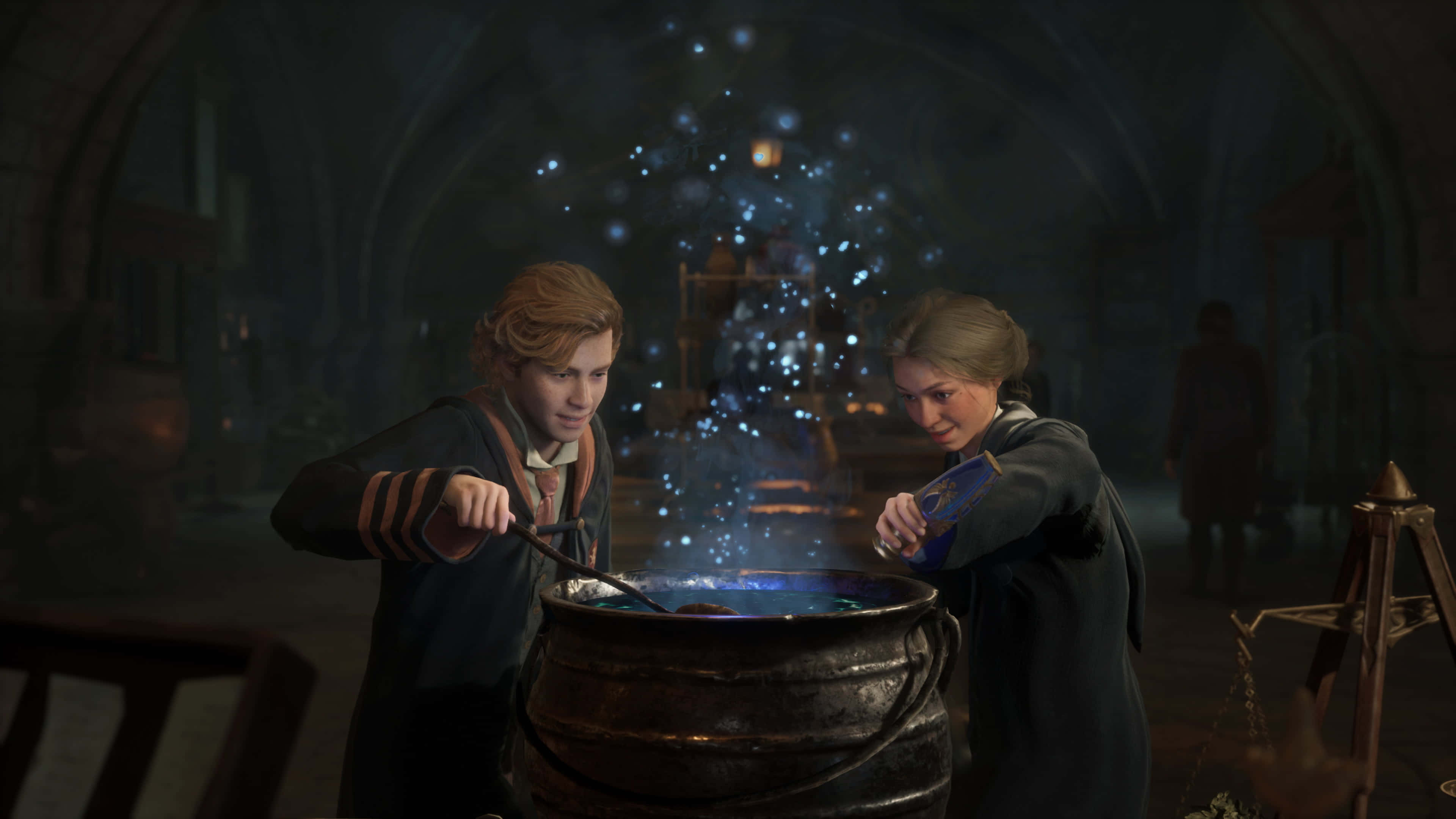 The Hogwarts Potions Class 桌布 壁紙 — 兩名身穿長袍的學生在光線昏暗的地牢教室中攪拌冒泡的大鍋，魔法火花四濺。