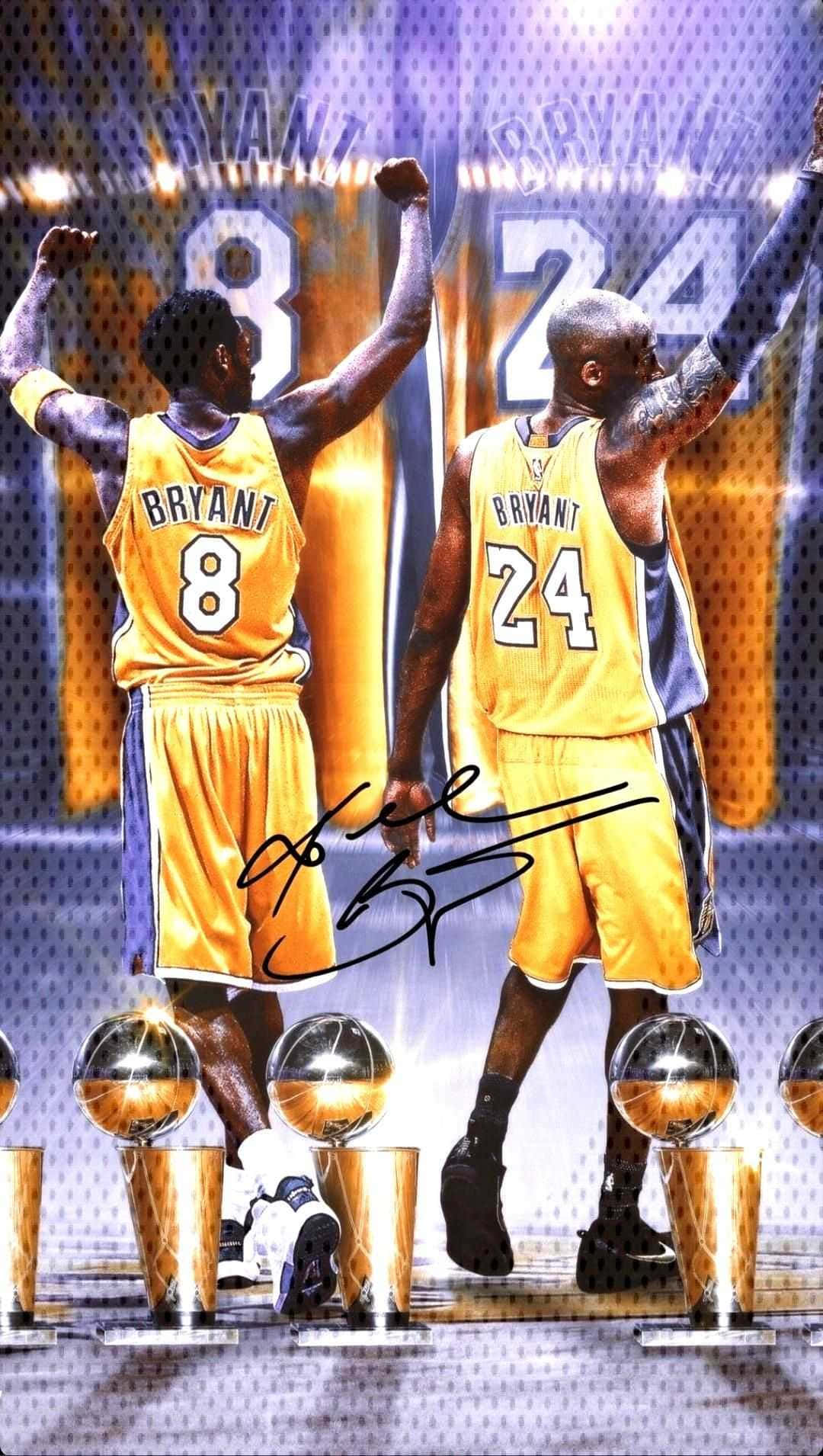 Kobe 桌布 壁紙 — 兩名身穿黃色球衣、背號8和24的籃球運動員，在明亮的體育館燈光下，勝利地站在閃閃發光的冠軍獎盃旁。