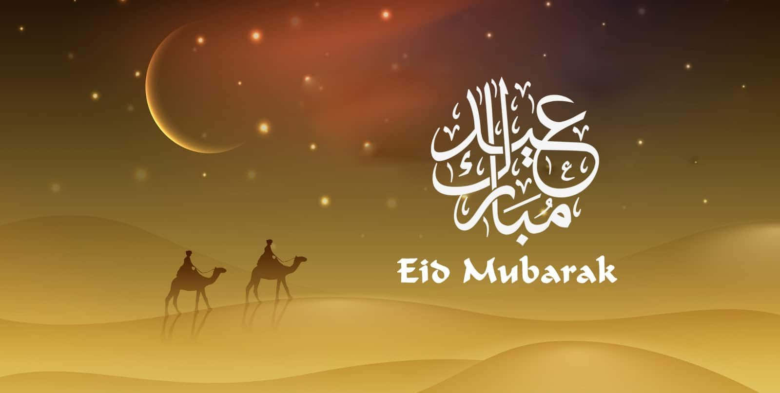 Eid Mubarak 桌布 壁紙 — 兩名駱駝騎手在新月和星空下穿越金色沙丘，並帶有Eid Mubarak書法。