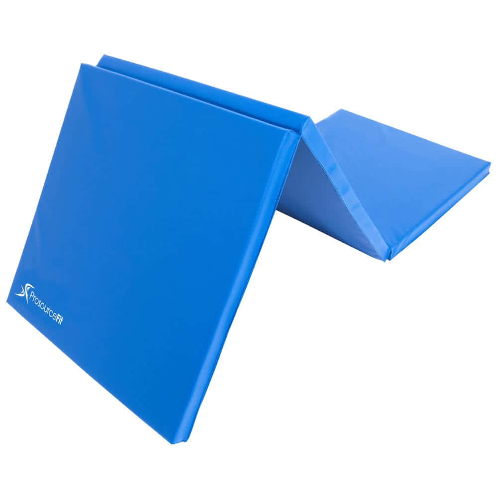 Gymnastics Mat 桌布 壁紙 — 兩塊亮藍色可摺疊體操墊以V形排列在乾淨的白色背景上。