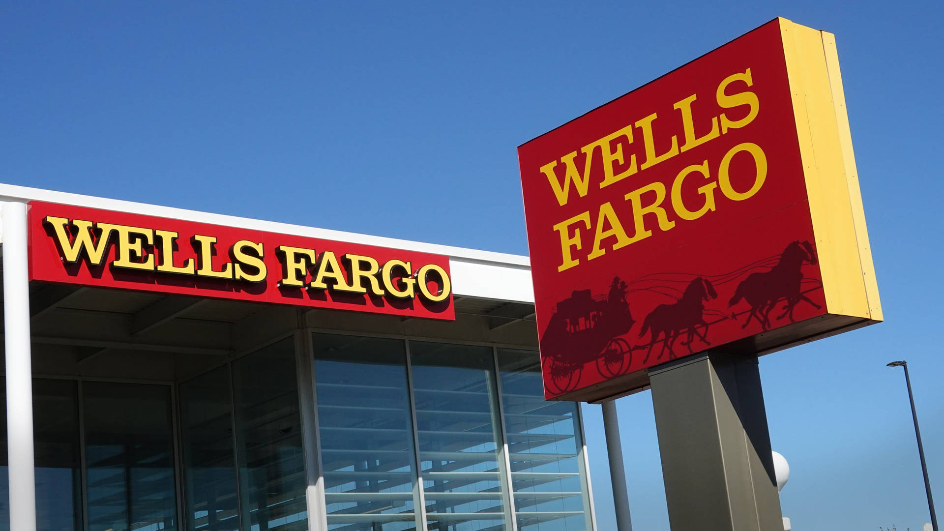 Wells Fargo 銀行建築，帶有紅色和黃色的標誌和馬車標誌。