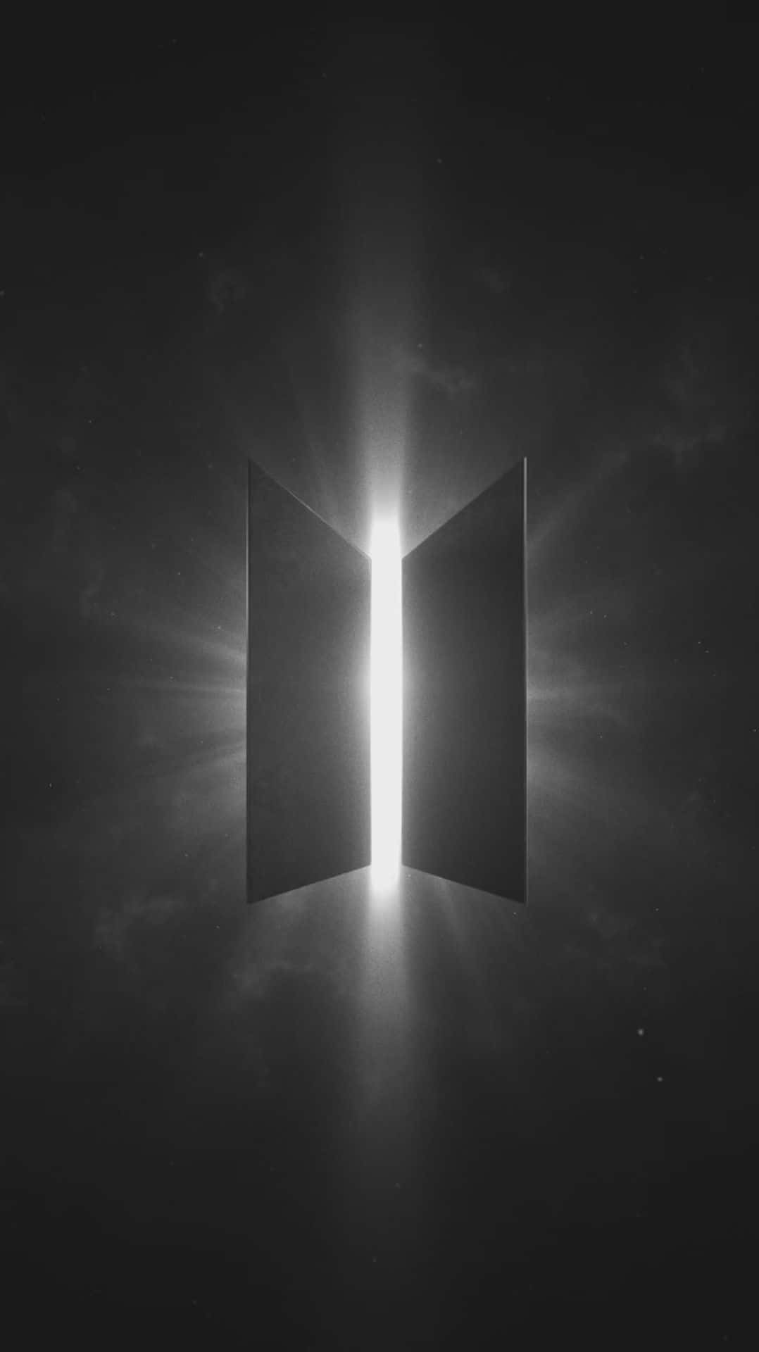 Bts Icon 桌布 壁紙 — 兩塊暗板之間的一道發光垂直狹縫，向繁星點點的宇宙虛空輻射出強烈的光芒。