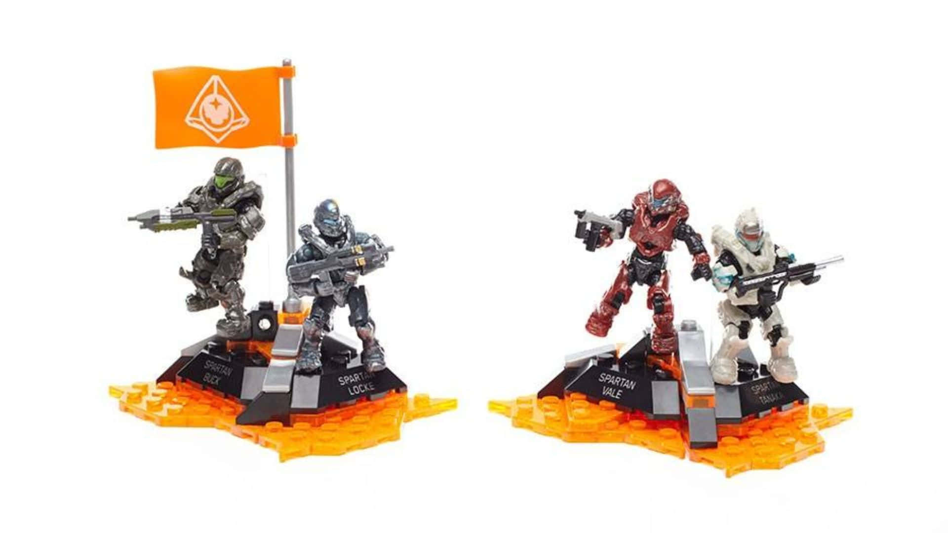 Fireteam Osiris 桌布 壁紙 — 兩套Halo Spartan動作人偶站在橙色底座上，帶有旗幟，一套灰色，一套紅白色，手持武器。