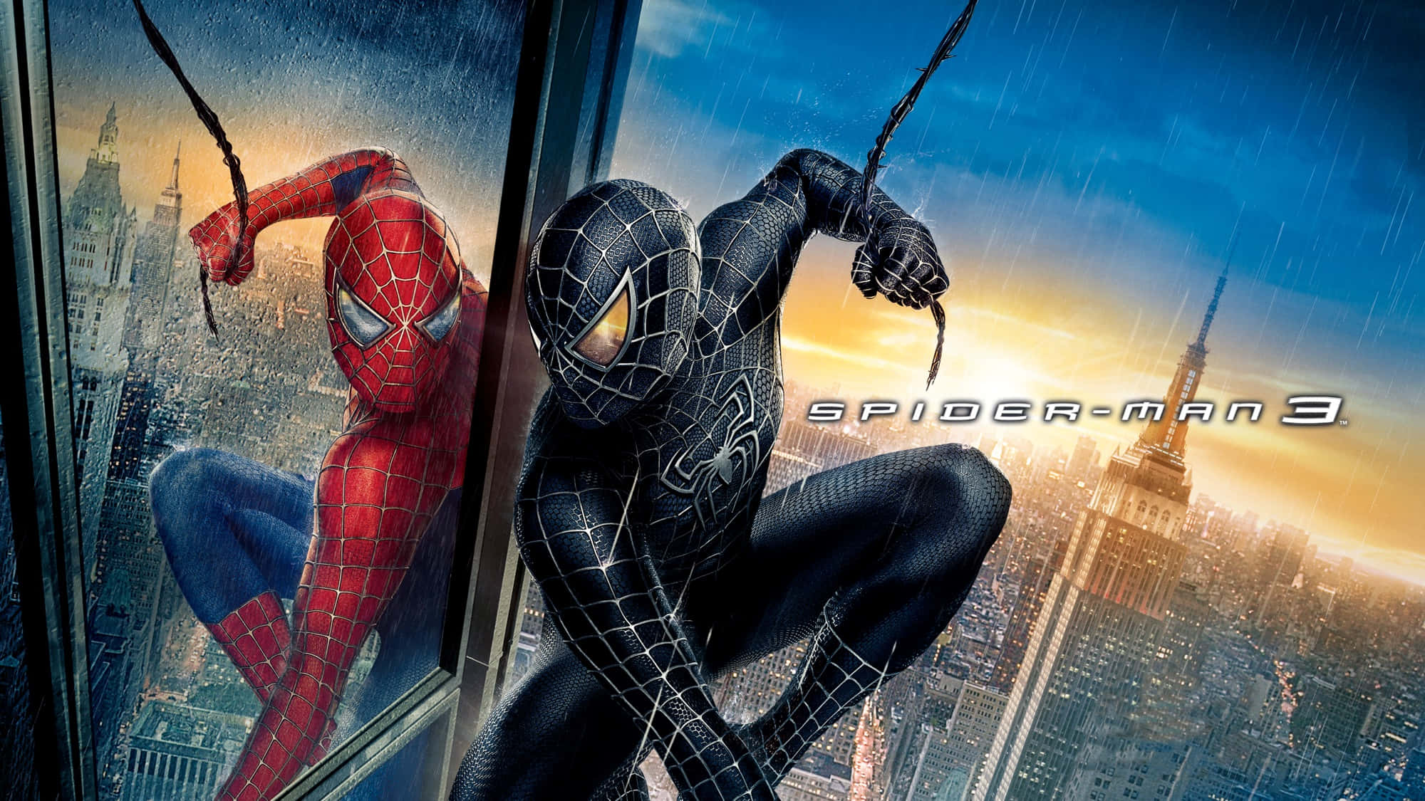 Spider Man 3 桌布 壁紙 — 兩套蜘蛛俠戰衣緊貼在摩天大樓的窗戶上，俯瞰著日落時分雨濕的紐約市景。