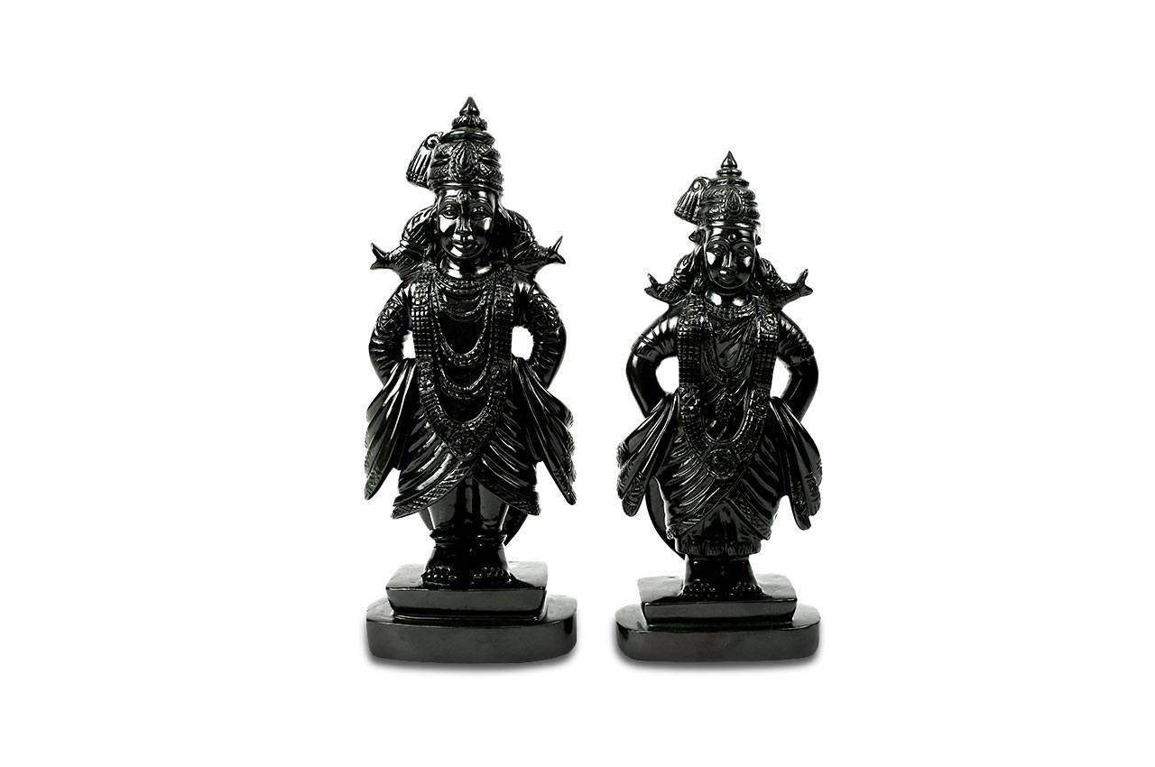 Statue Aesthetic 桌布 壁紙 — 兩尊光滑的黑色印度教神像並排站立在純白色背景前。
