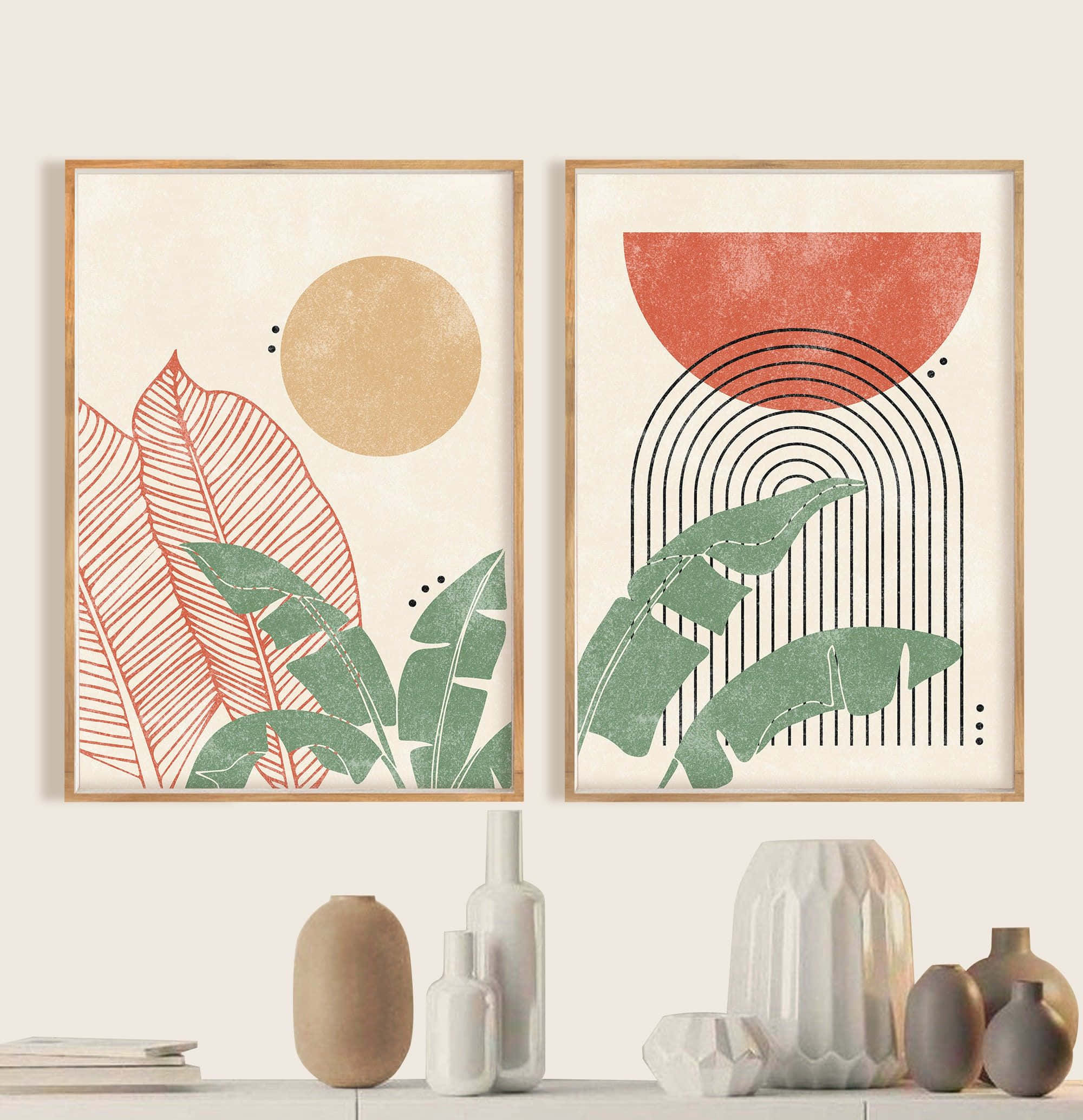 Modern Minimalist Art 桌布 壁紙 — 兩幅帶有幾何太陽和香蕉葉的框裝抽象藝術印刷品掛在一個帶有陶瓷花瓶的架子上方。