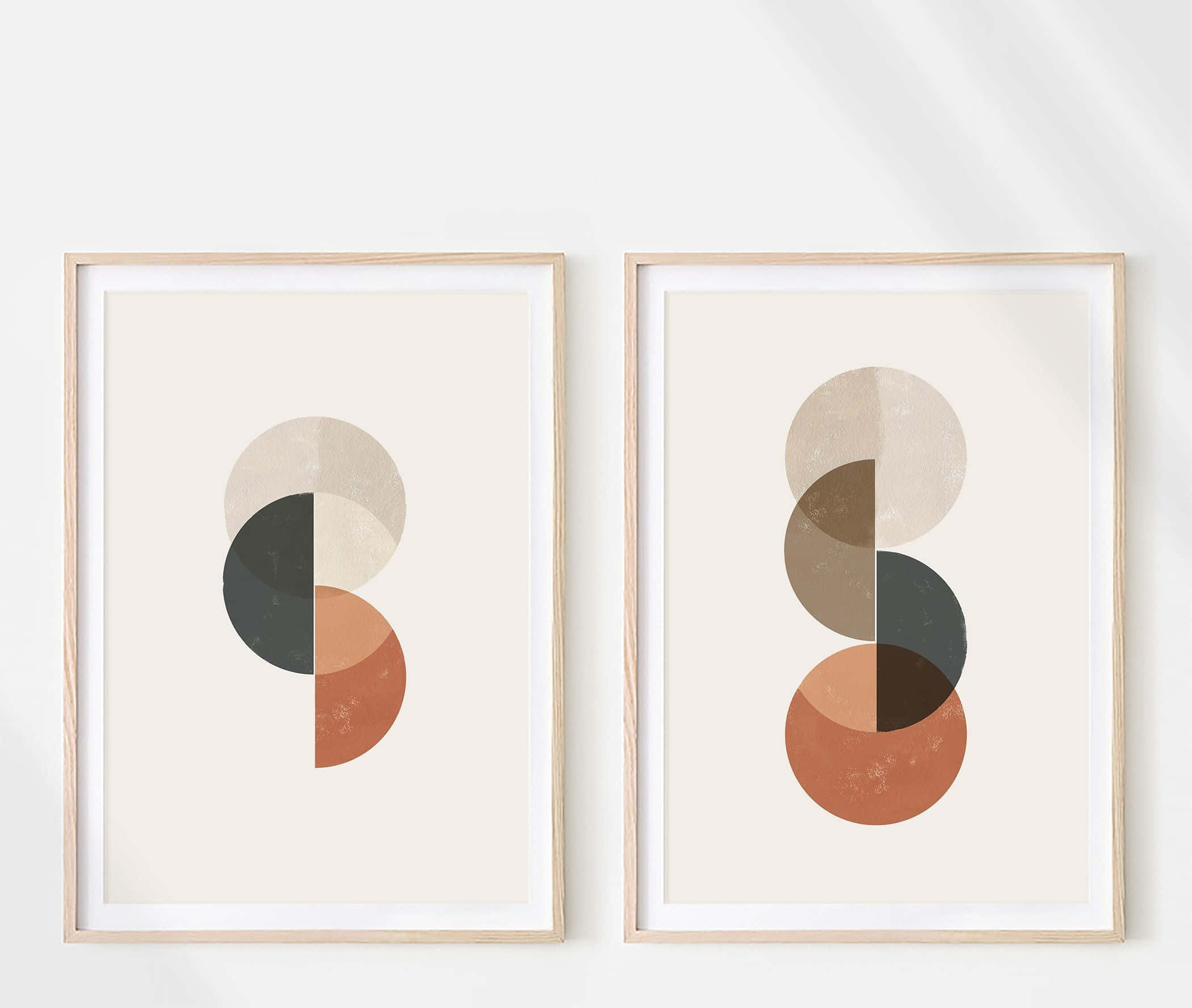 Modern Minimalist Art 桌布 壁紙 — 兩幅極簡風格嘅裱框抽象藝術作品，帶有重疊嘅大地色圓圈，掛喺明亮嘅白色牆上。