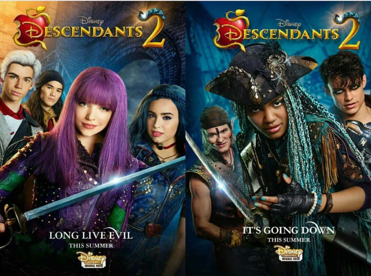 Descendants 桌布 壁紙 — 兩張《Descendants 2》電影海報，年輕角色穿著奇幻服裝，在黑暗神秘背景前手持劍。