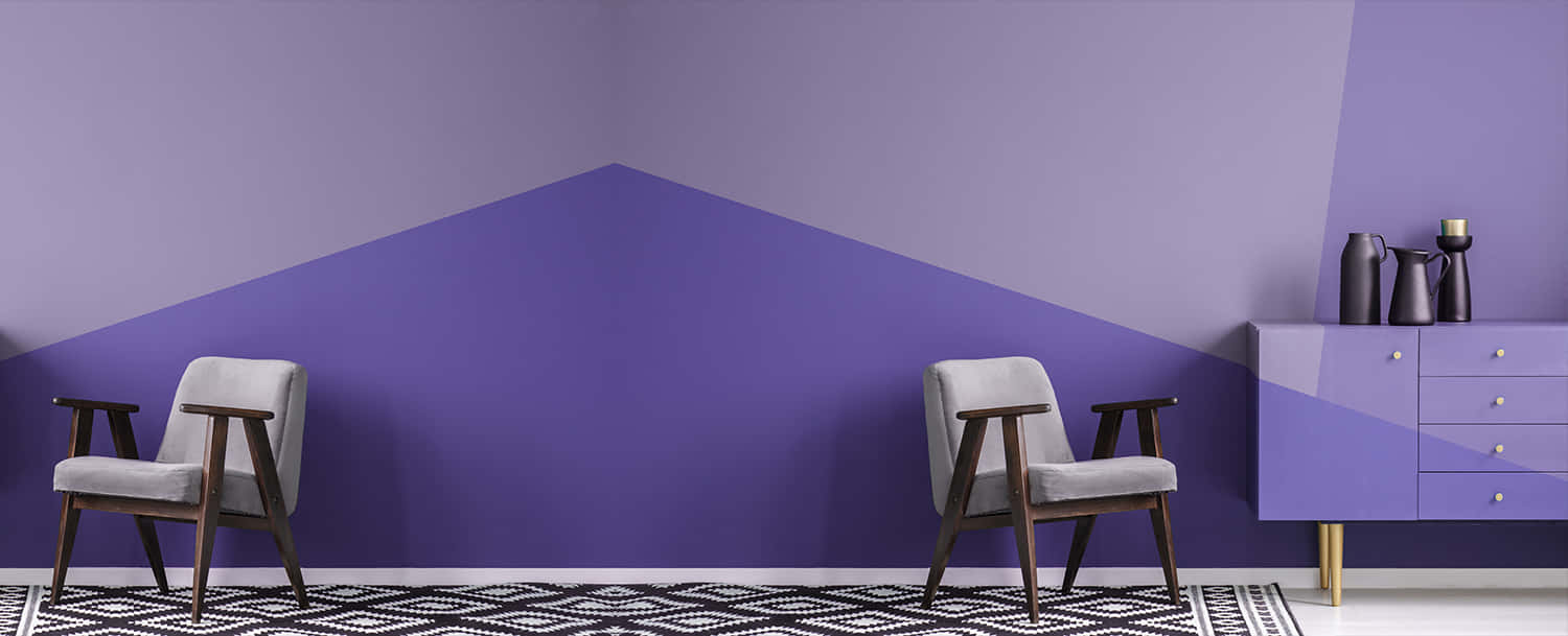 Purple Decor 桌布 壁紙 — 兩張中世紀風格的椅子在一個有幾何紫色牆壁和黑白圖案地毯的房間裡相對而立。