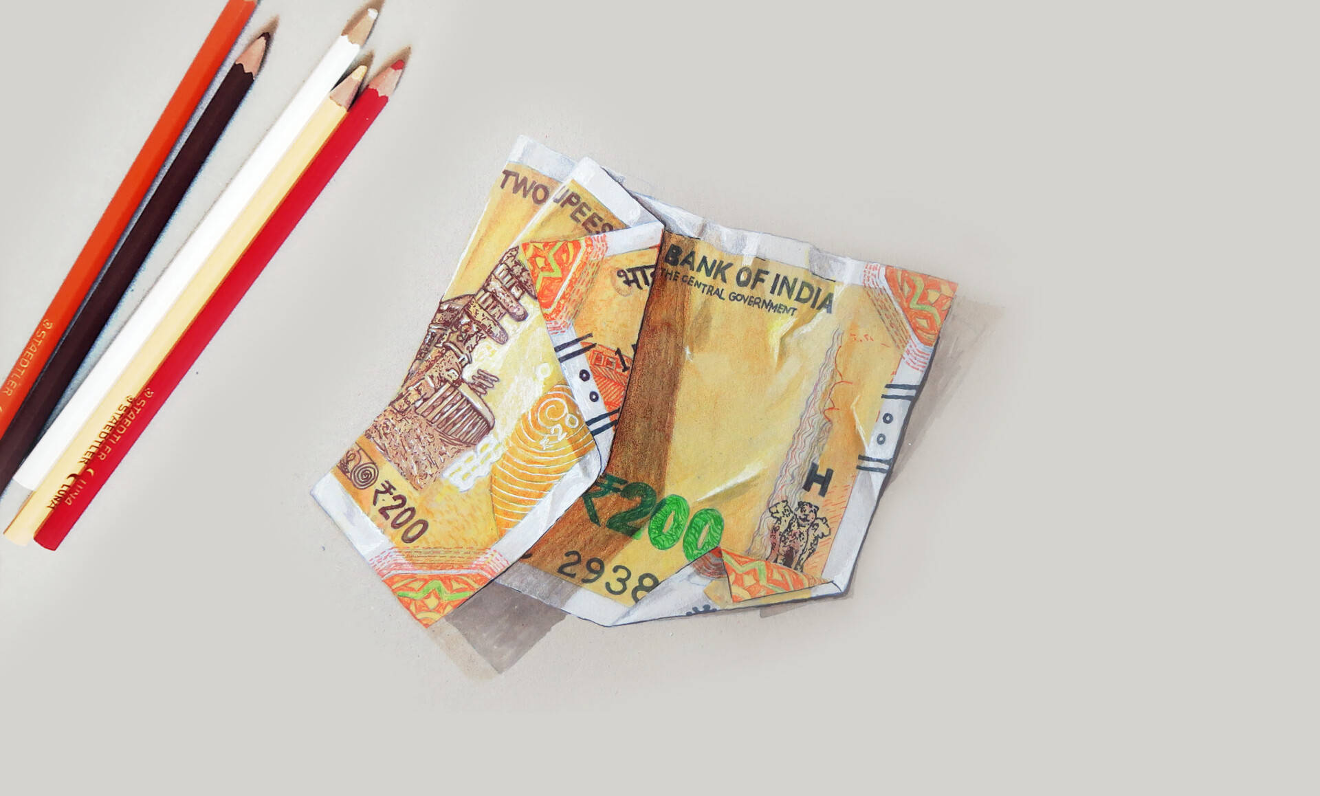 Indian 桌布 壁紙 — 兩張皺巴巴的印度盧比紙幣和彩色鉛筆排列在純淺灰色表面上。