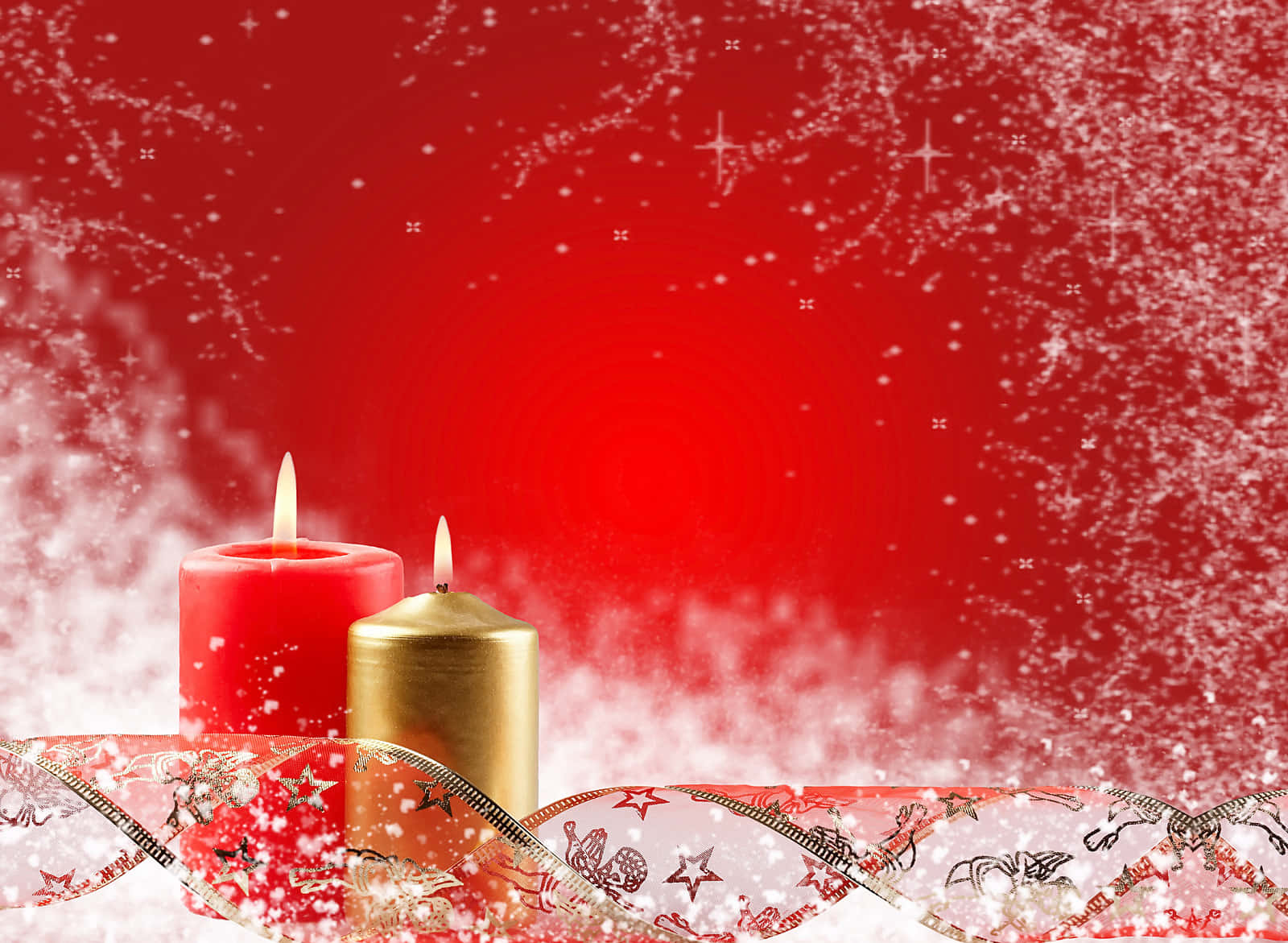 Red Aesthetic Christmas 桌布 壁紙 — 兩支點燃的紅色和金色蠟燭在節日紅色背景上發光，背景有飄落的雪花和閃爍的星星。