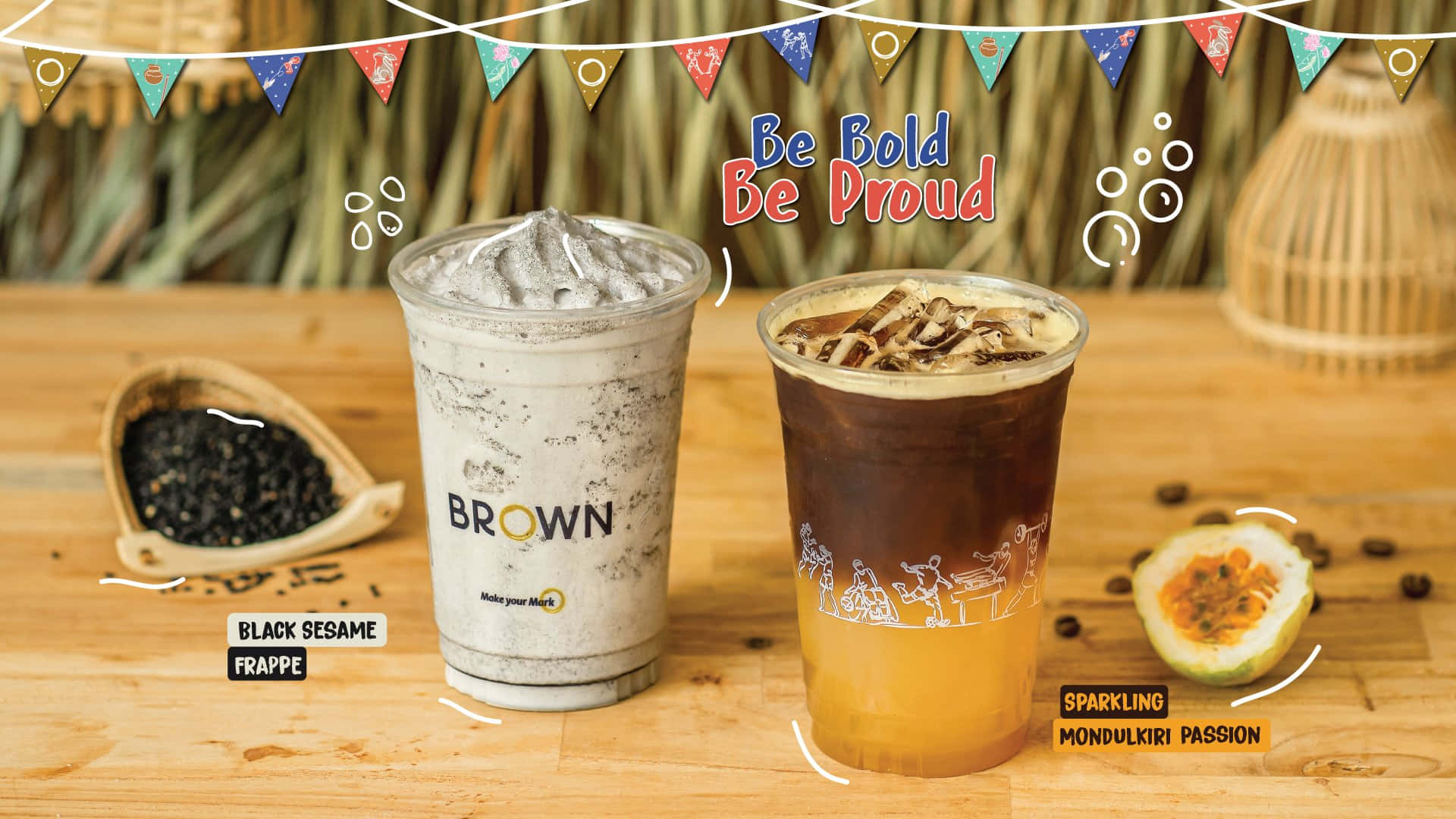 Brown Coffee 桌布 壁紙 — 兩杯冰凍飲品放在木桌上，配以節日彩旗和熱帶水果點綴。