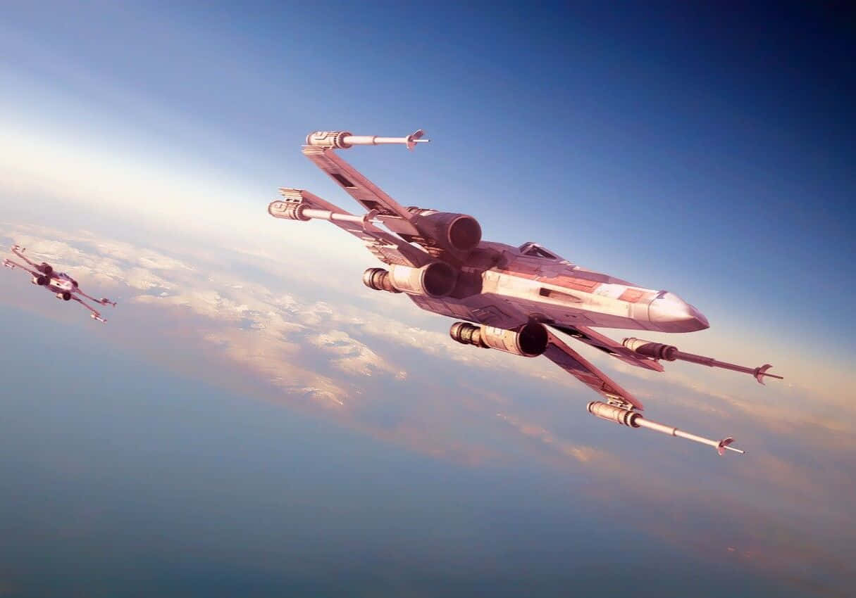 X-wing Fighter 桌布 壁紙 — 兩架X-wing星際戰鬥機在雲層覆蓋的行星上空，翱翔於充滿活力的日落天空。