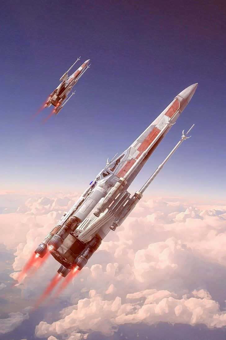 X-wing Fighter 桌布 壁紙 — 兩架X翼星際戰鬥機在漸變色天空背景下，以火紅色的引擎翱翔於蓬鬆雲層之上。