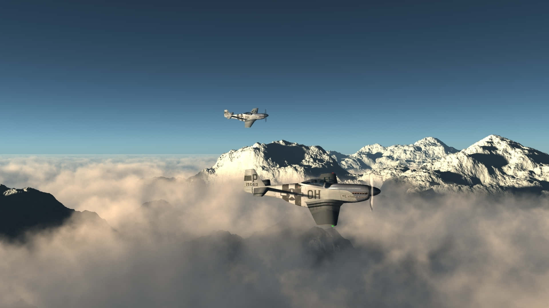 Aviation 桌布 壁紙 — 兩架復古軍用飛機在晴朗藍天下翱翔於積雪覆蓋的山峰之上，山峰穿過厚厚雲層。