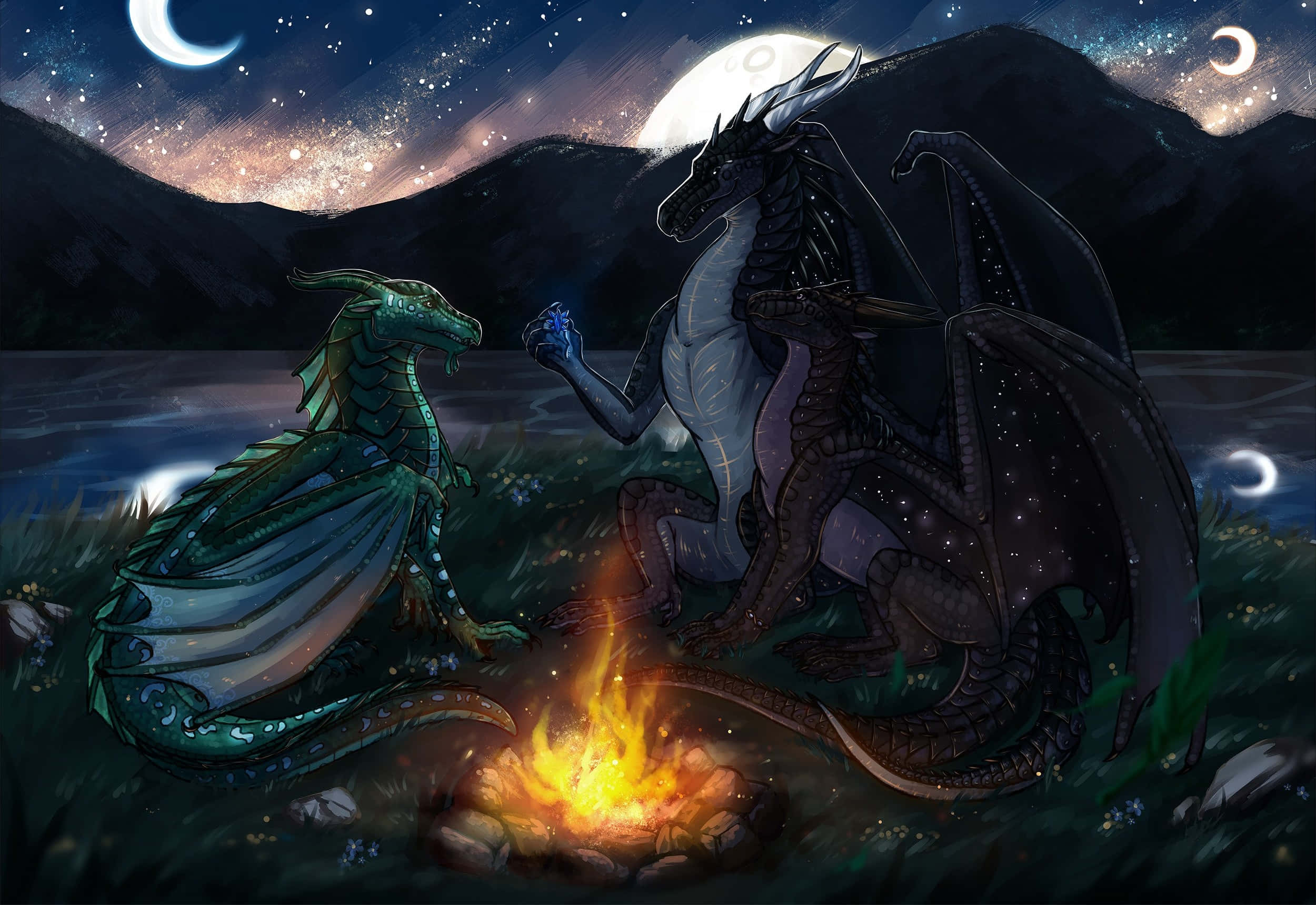 火之翼 桌布 壁紙 — 兩條龍坐在營火旁，背景是星空、新月和山脈。