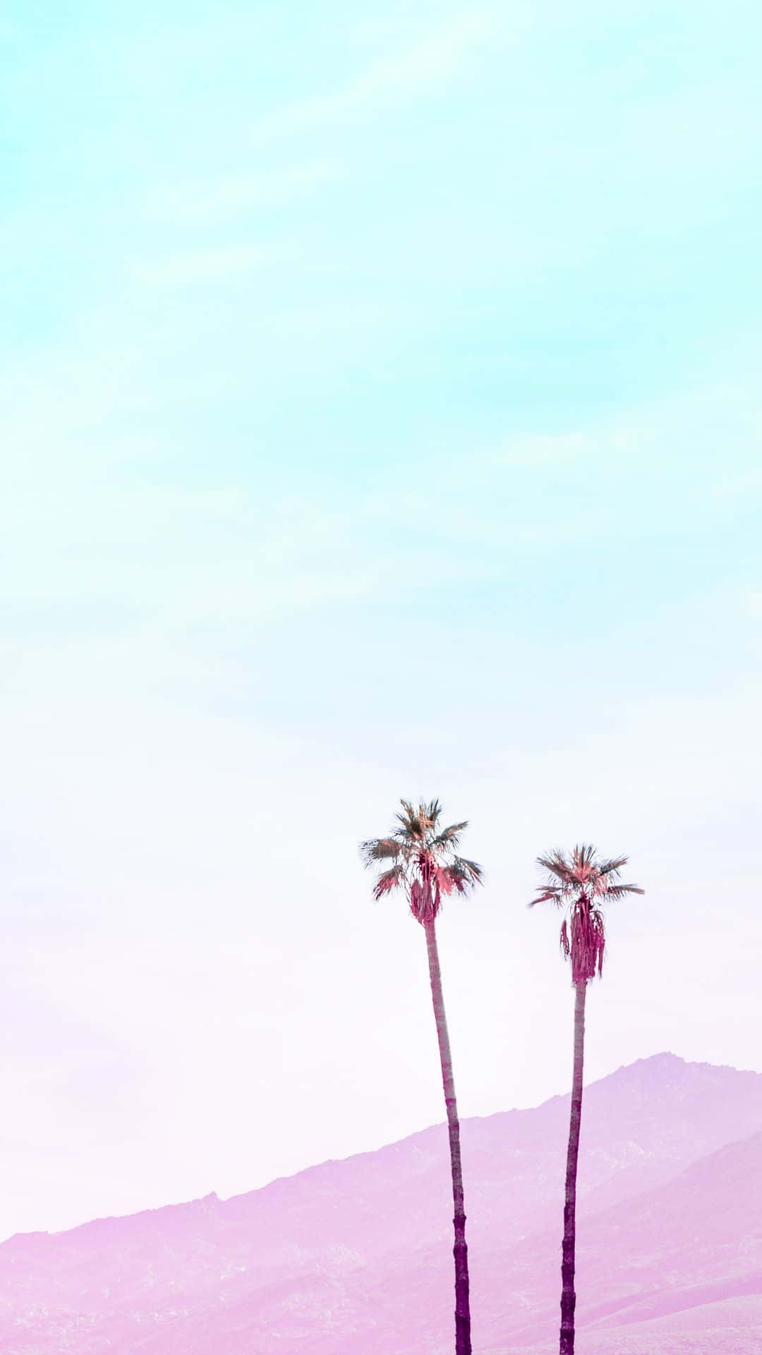 Pastel Phone 桌布 壁紙 — 兩棵高大的棕櫚樹矗立在粉紅色和藍色的柔和天空下，遠方有柔和的山巒。