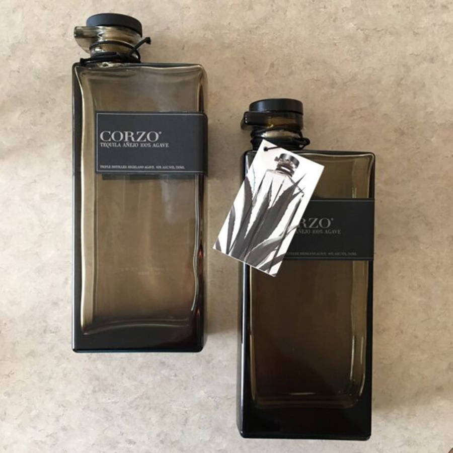 兩瓶Corzo龍舌蘭酒帶龍舌蘭標籤在石面上