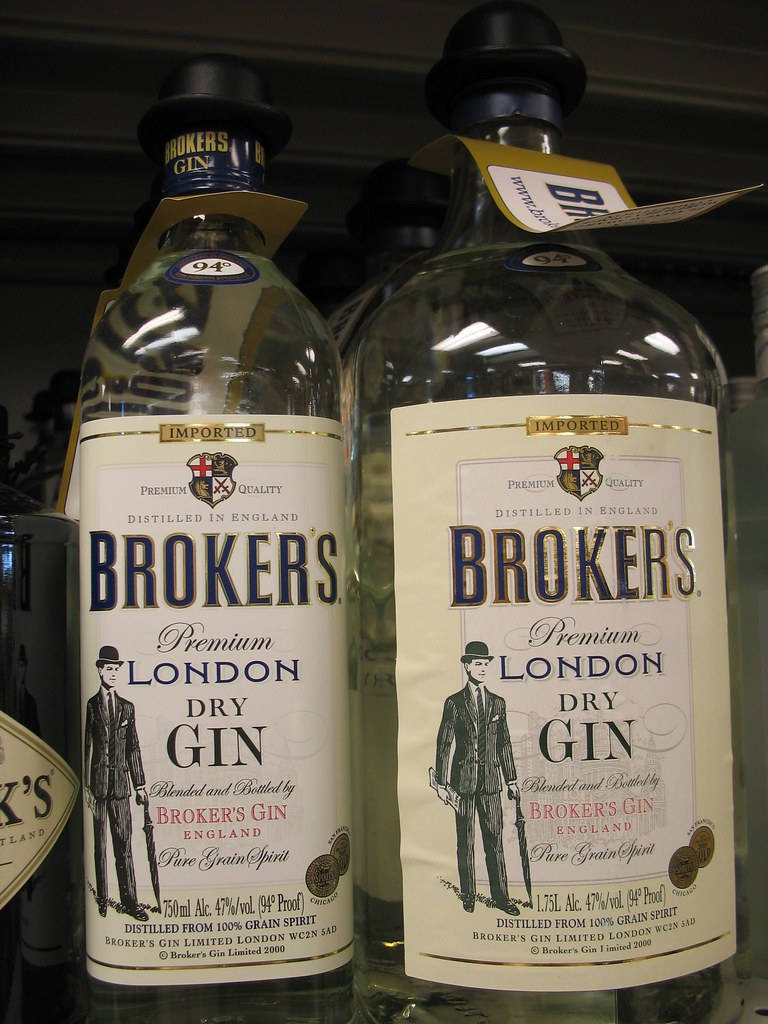 兩瓶帶有復古標籤的Broker's Premium London Dry Gin放在架子上。