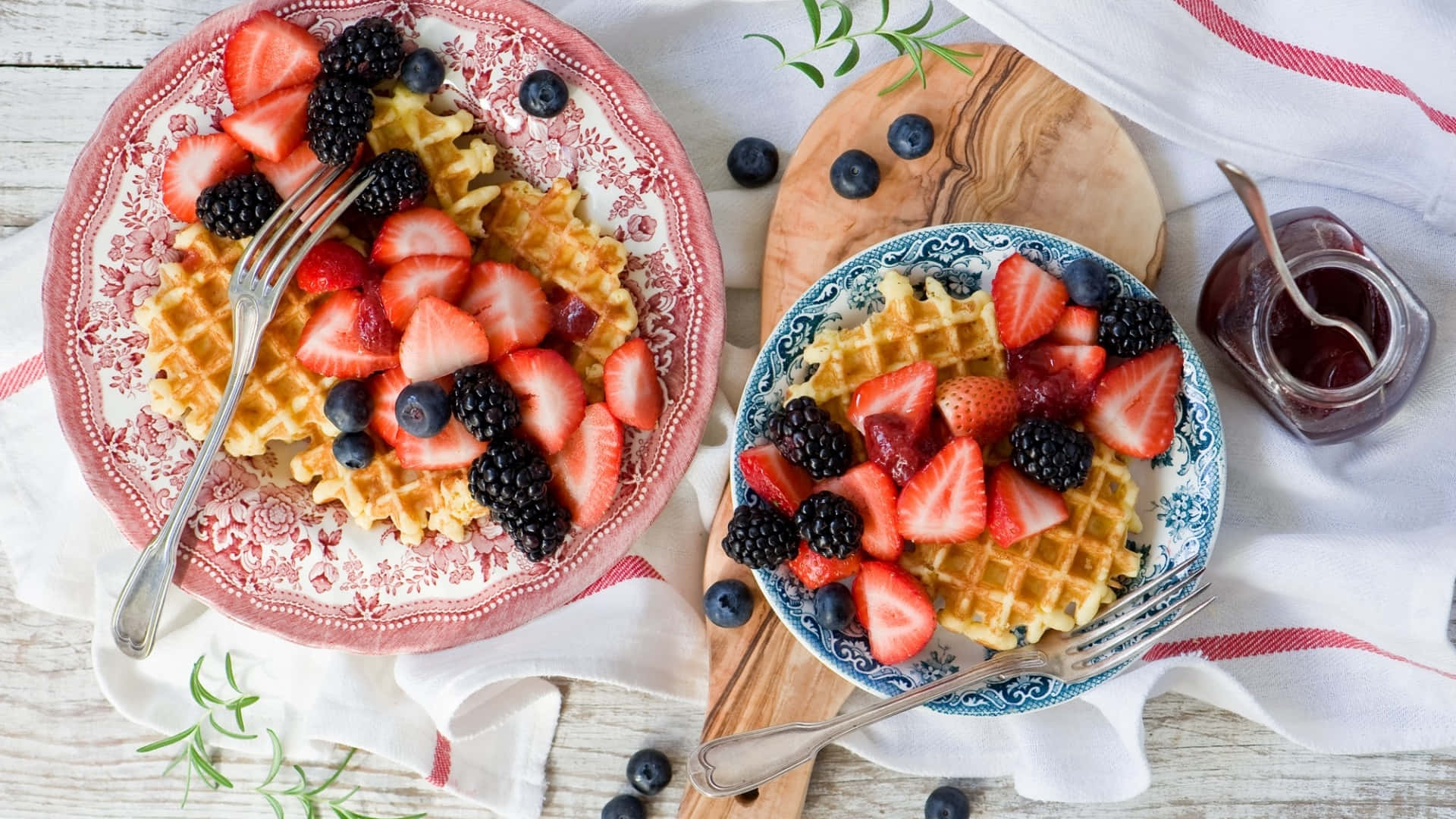 Waffle 桌布 壁紙 — 兩碟金黃色窩夫，上面鋪滿新鮮草莓、黑莓和藍莓，放在鄉村風木桌上。