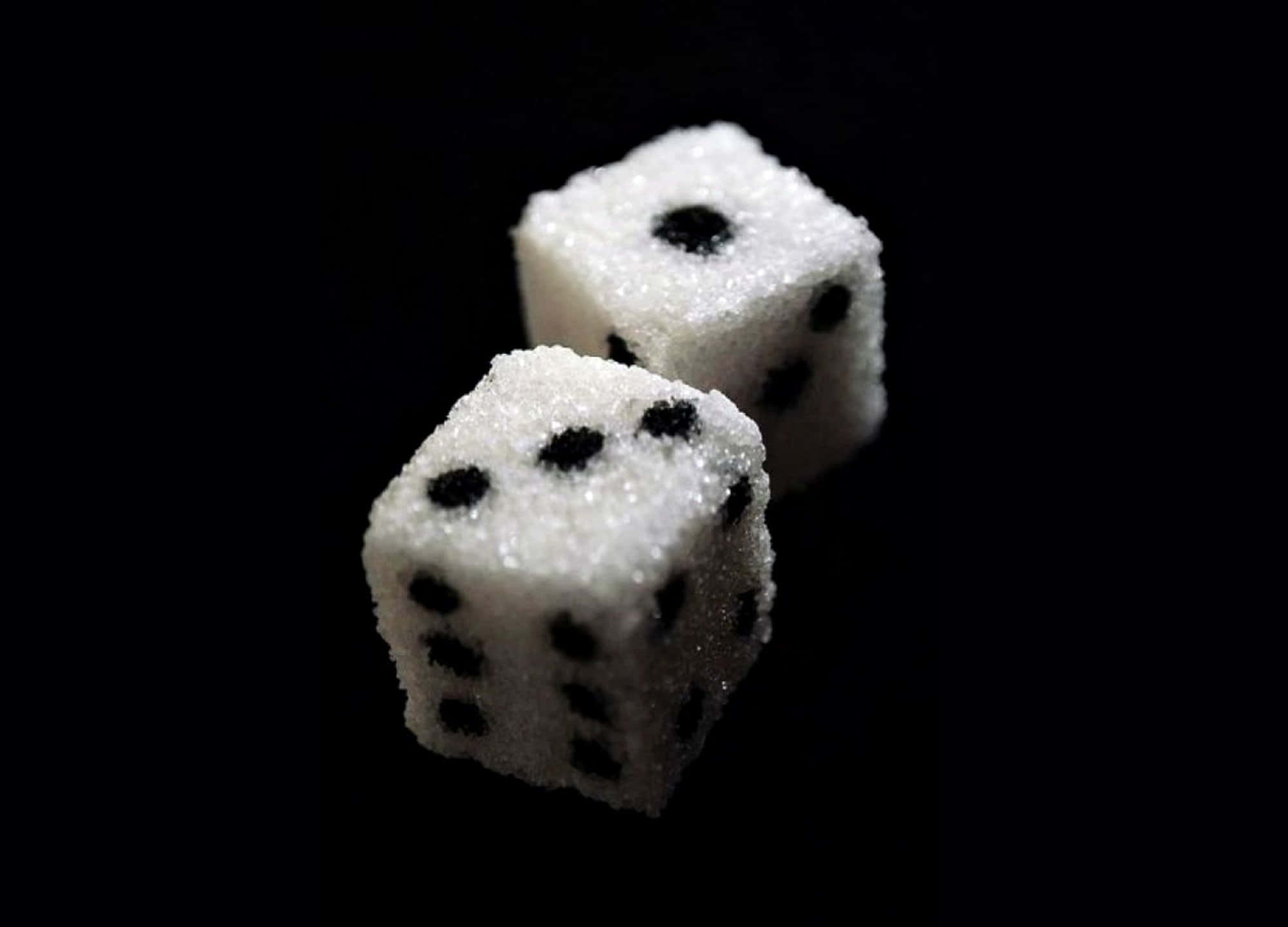 Black And White Dots 桌布 壁紙 — 兩粒骰子形狀的方糖，上面有黑色點點，放在純黑背景上。
