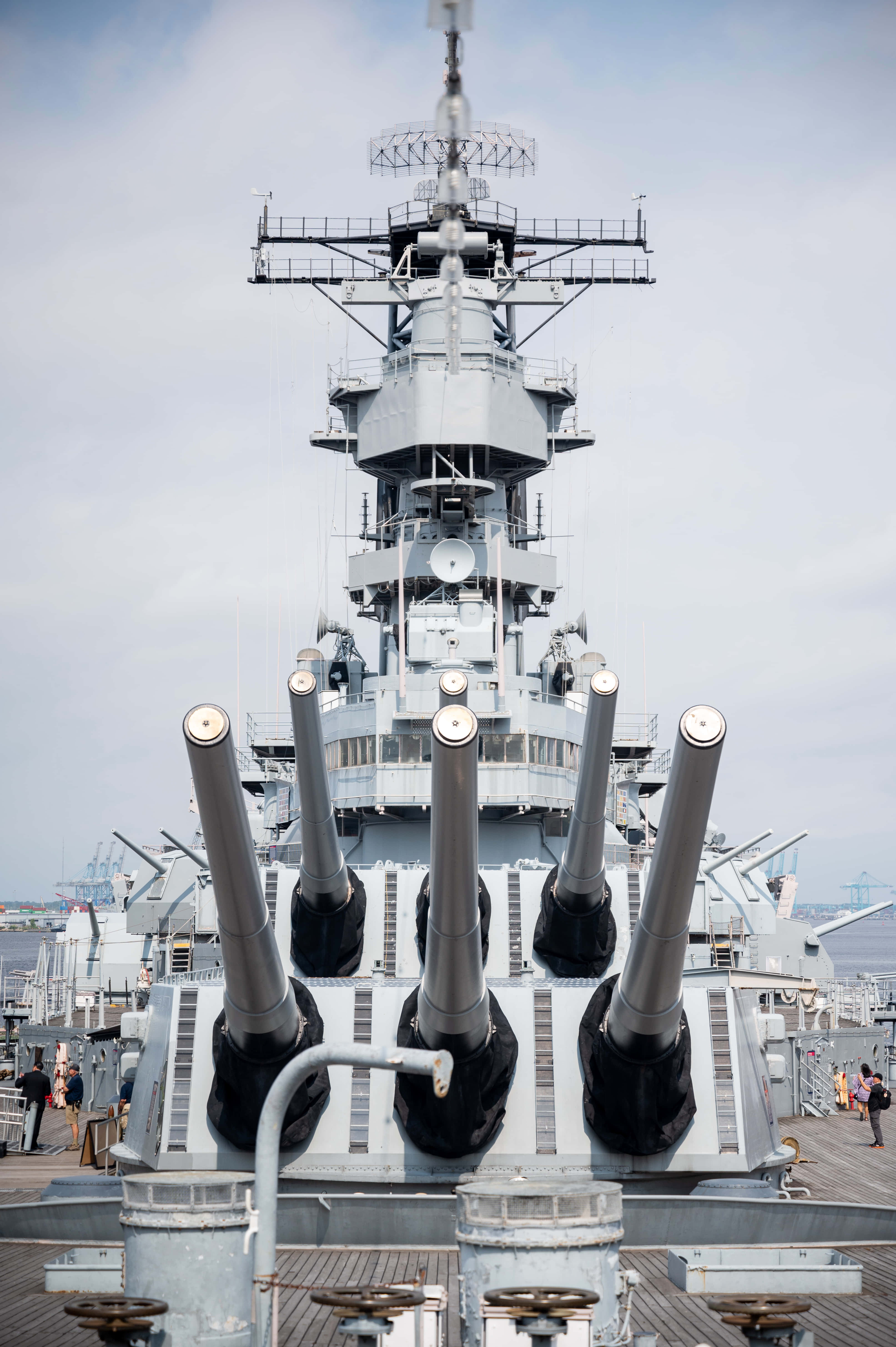 兩艘戰艦蓄勢待發 壁紙 — 一艘高聳的戰艦，配備巨大的炮塔，在海軍博物館碼頭主宰著多雲的一天。
