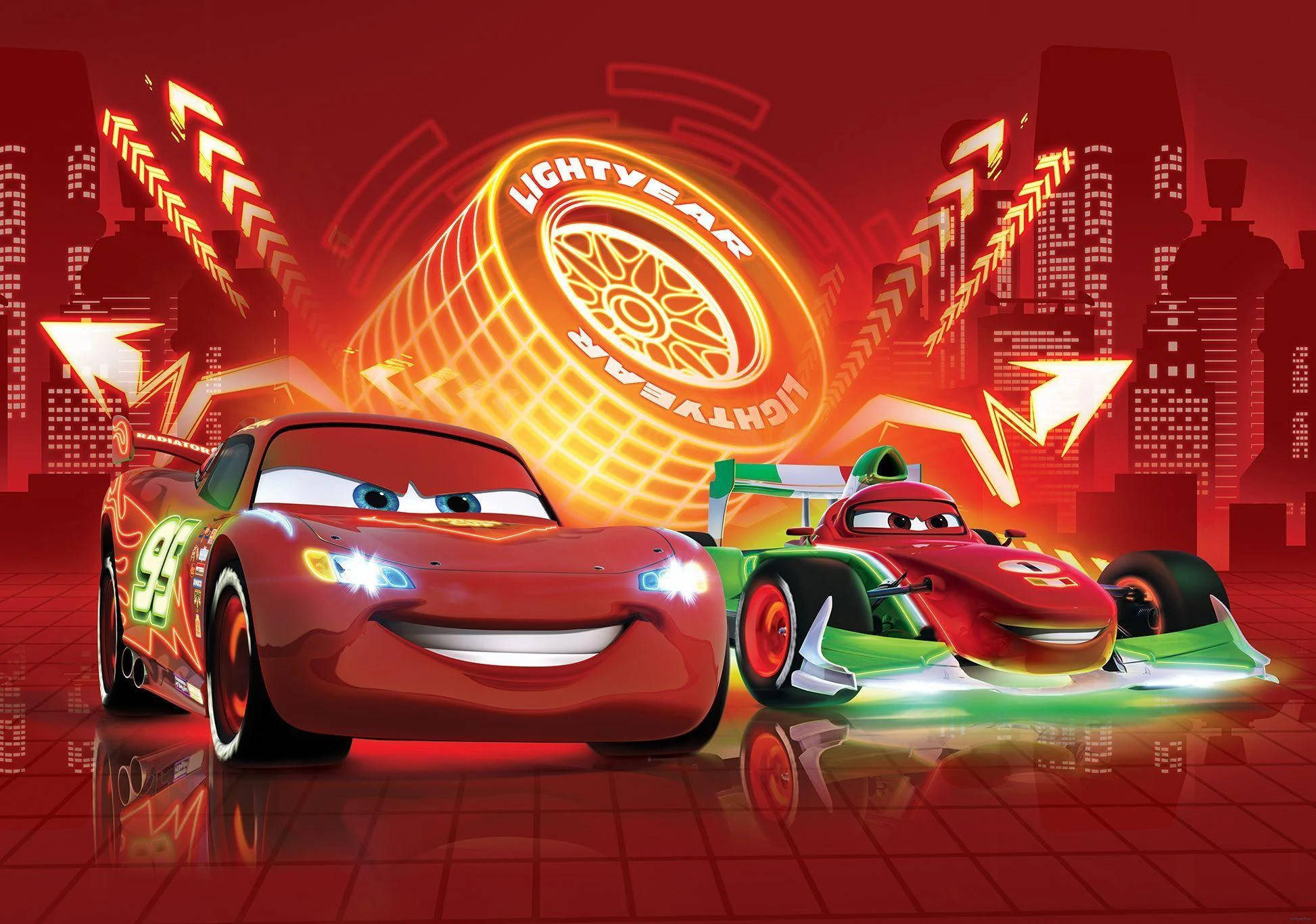 Disney Cars 桌布 壁紙 — 兩輛動畫賽車在發光的霓虹燈下，在未來感的紅色城市景觀中燦爛微笑。