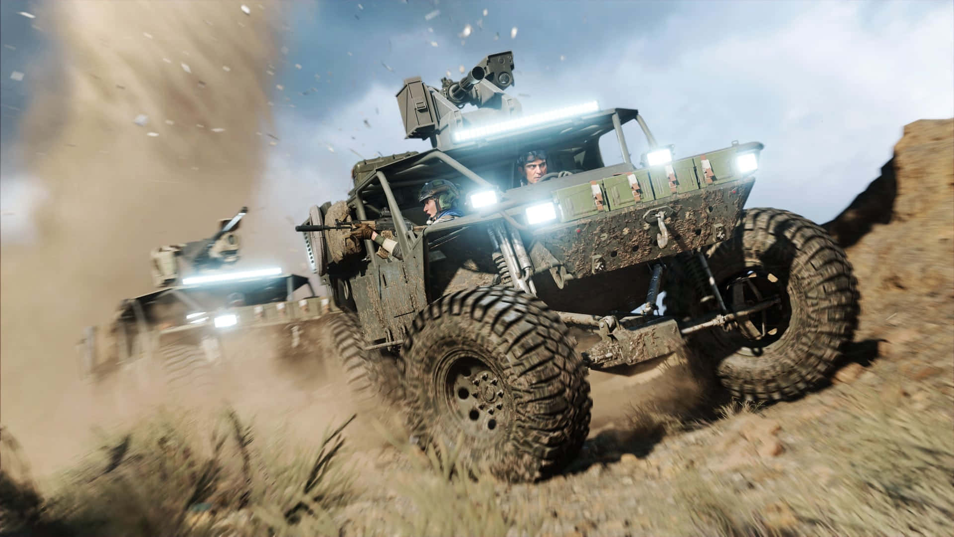 Battlefield Vehicles 桌布 壁紙 — 兩輛堅固的軍用車輛在塵土飛揚的沙漠地形中呼嘯而過，在明亮的天空下揚起沙塵和碎片。