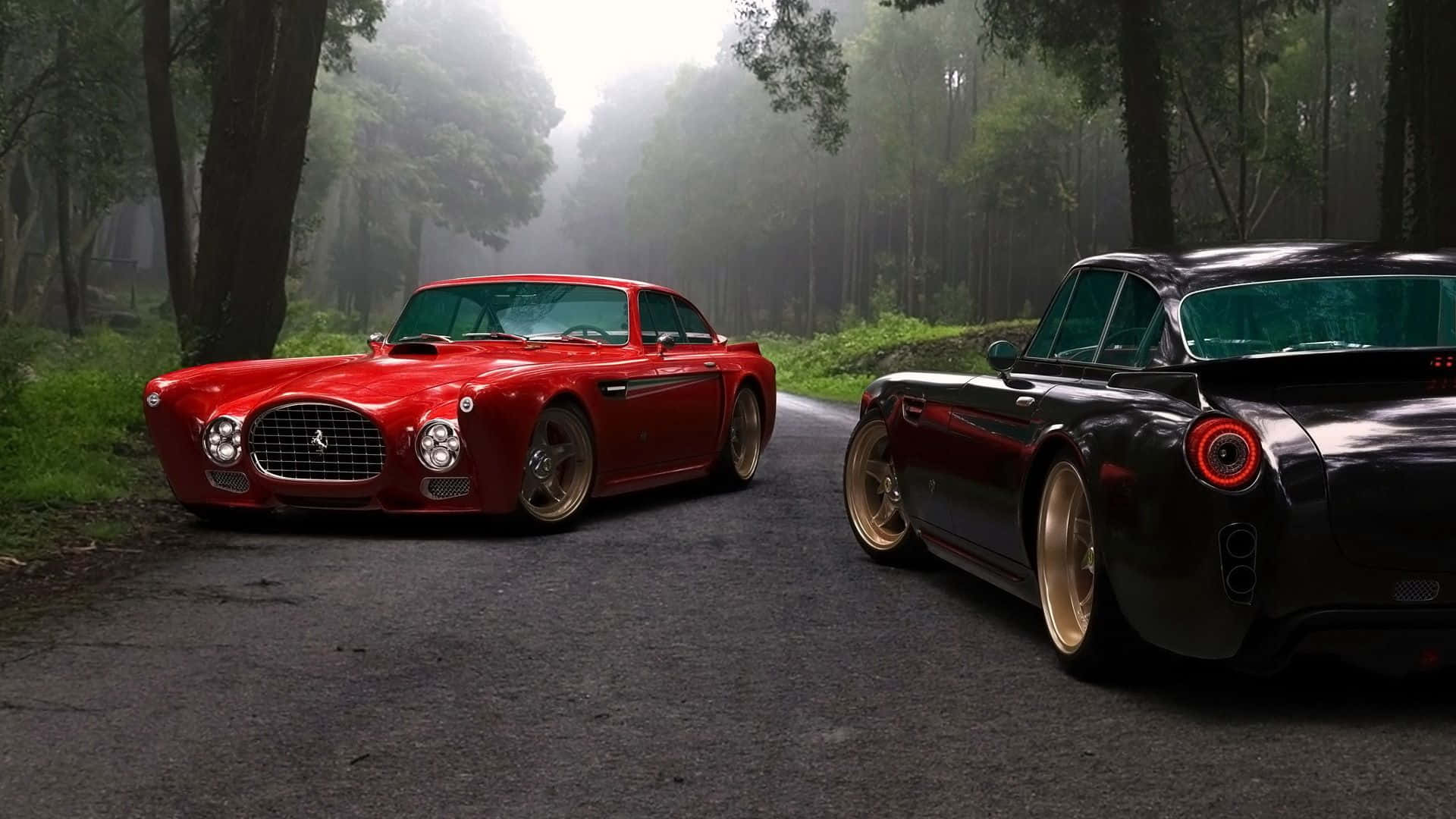 classic 桌布 壁紙 — 兩輛復古跑車，一紅一黑配金色輪圈，停泊在霧氣瀰漫的森林道路上。