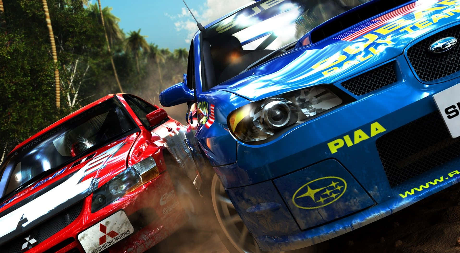 Racing Games 桌布 壁紙 — 兩輛拉力賽車在塵土飛揚的熱帶賽道上相撞，賽道兩旁有棕櫚樹和明亮的陽光。
