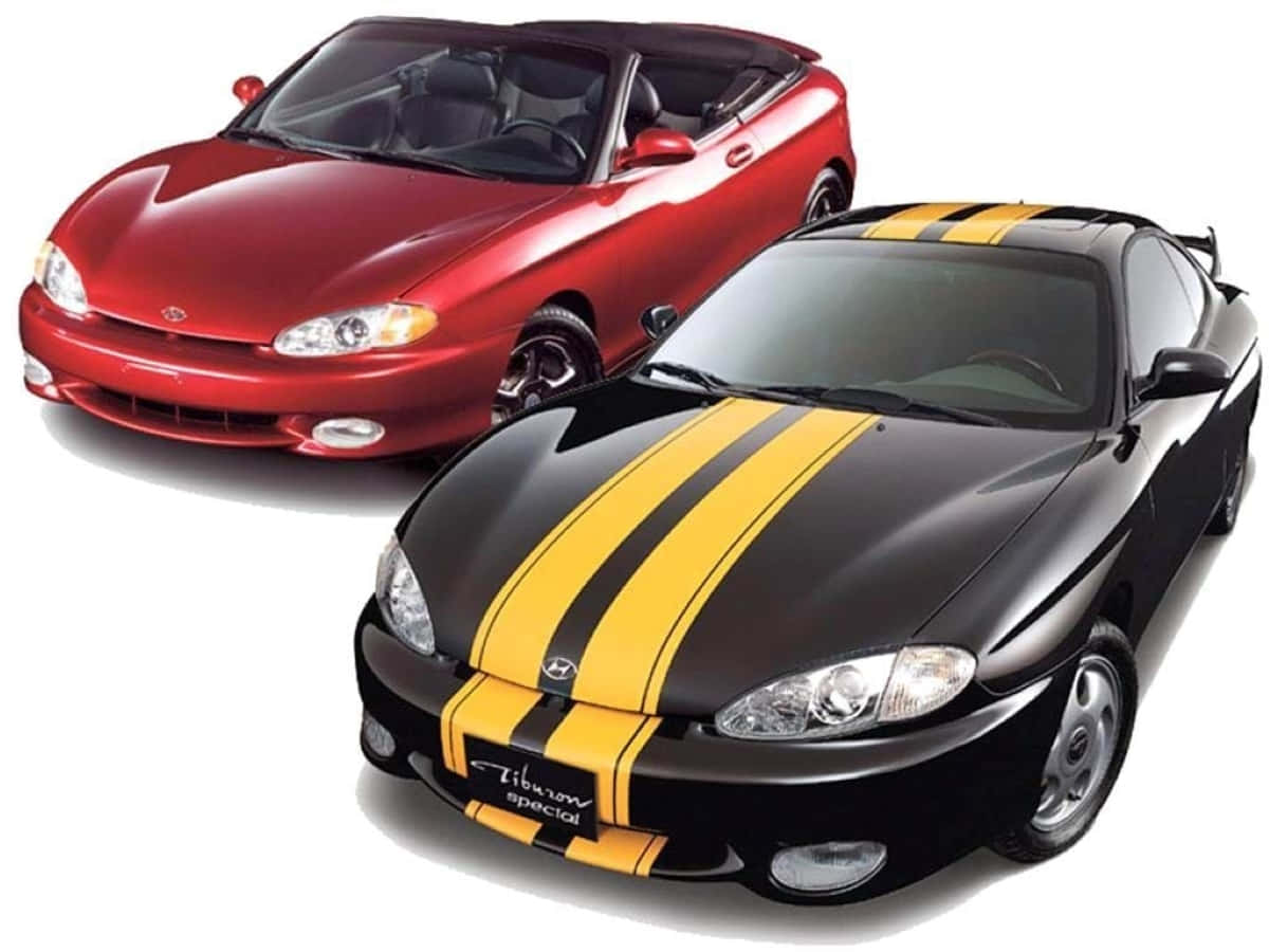 Hyundai Tiburon 桌布 壁紙 — 兩輛時尚跑車，一輛紅色敞篷車和一輛帶黃色條紋的黑色轎跑車，在攝影棚燈光下閃閃發光。