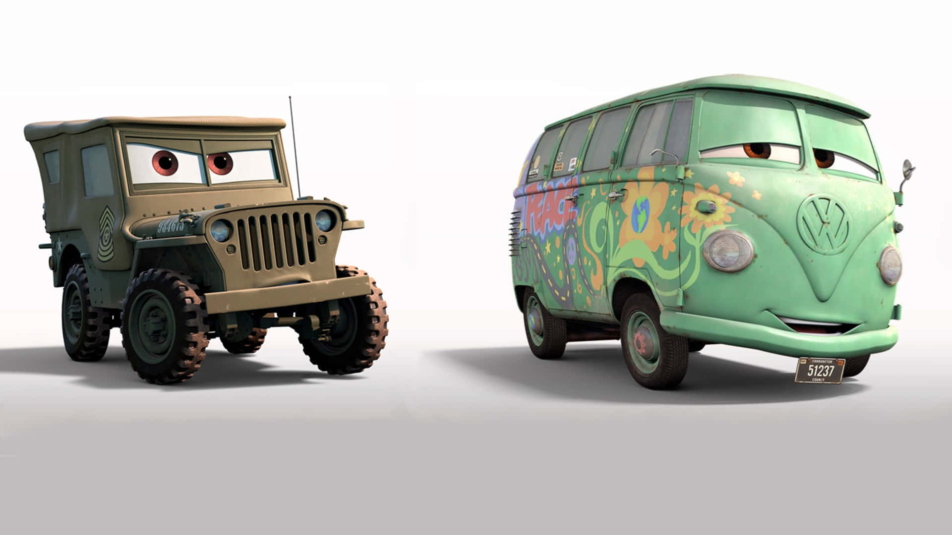 Disney Cars 桌布 壁紙 — 兩輛有臉的動畫車，一輛棕褐色軍用吉普車和一輛綠色迷幻麵包車，並排站在純白色背景前。