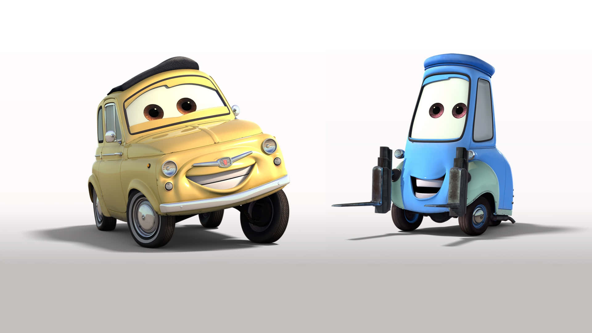 Disney Cars 桌布 壁紙 — 兩輛歡快的動畫車，一輛黃色菲亞特和一輛藍色叉車，在純白色背景上燦爛微笑。