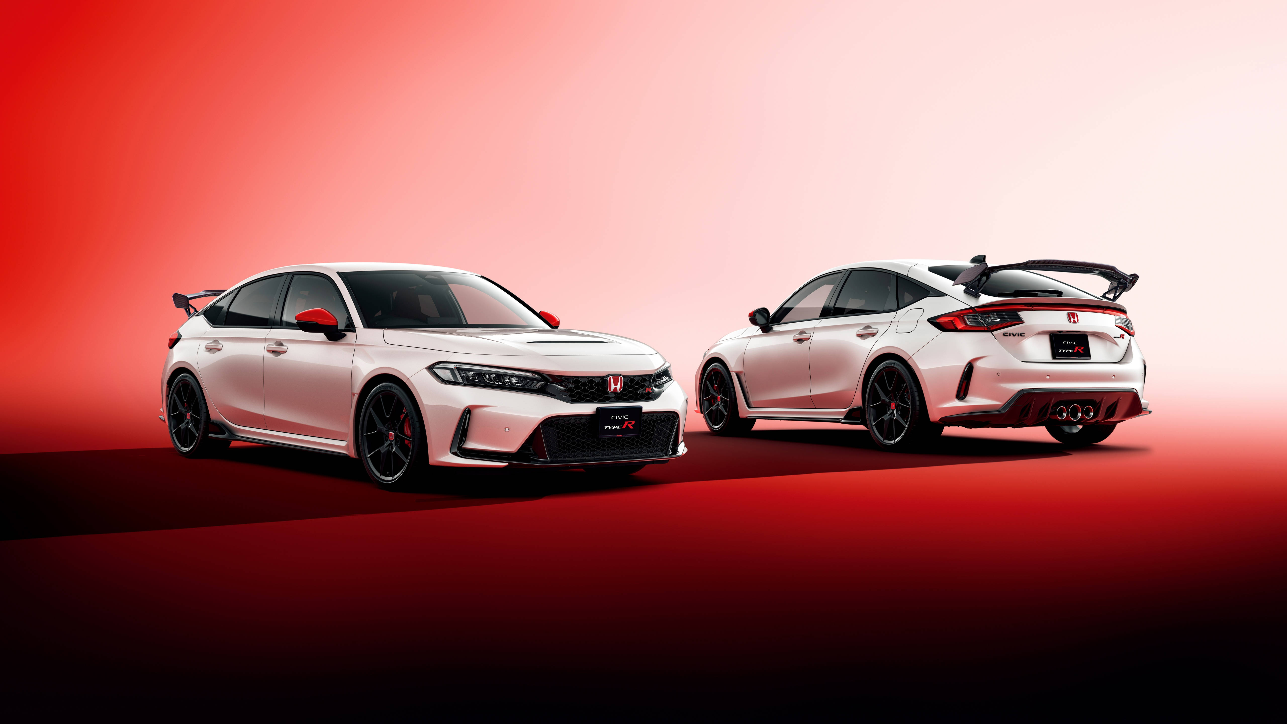 5K HD 桌布 壁紙 — 兩輛白色本田Civic Type R跑車在漸變紅色工作室背景前擺姿勢。