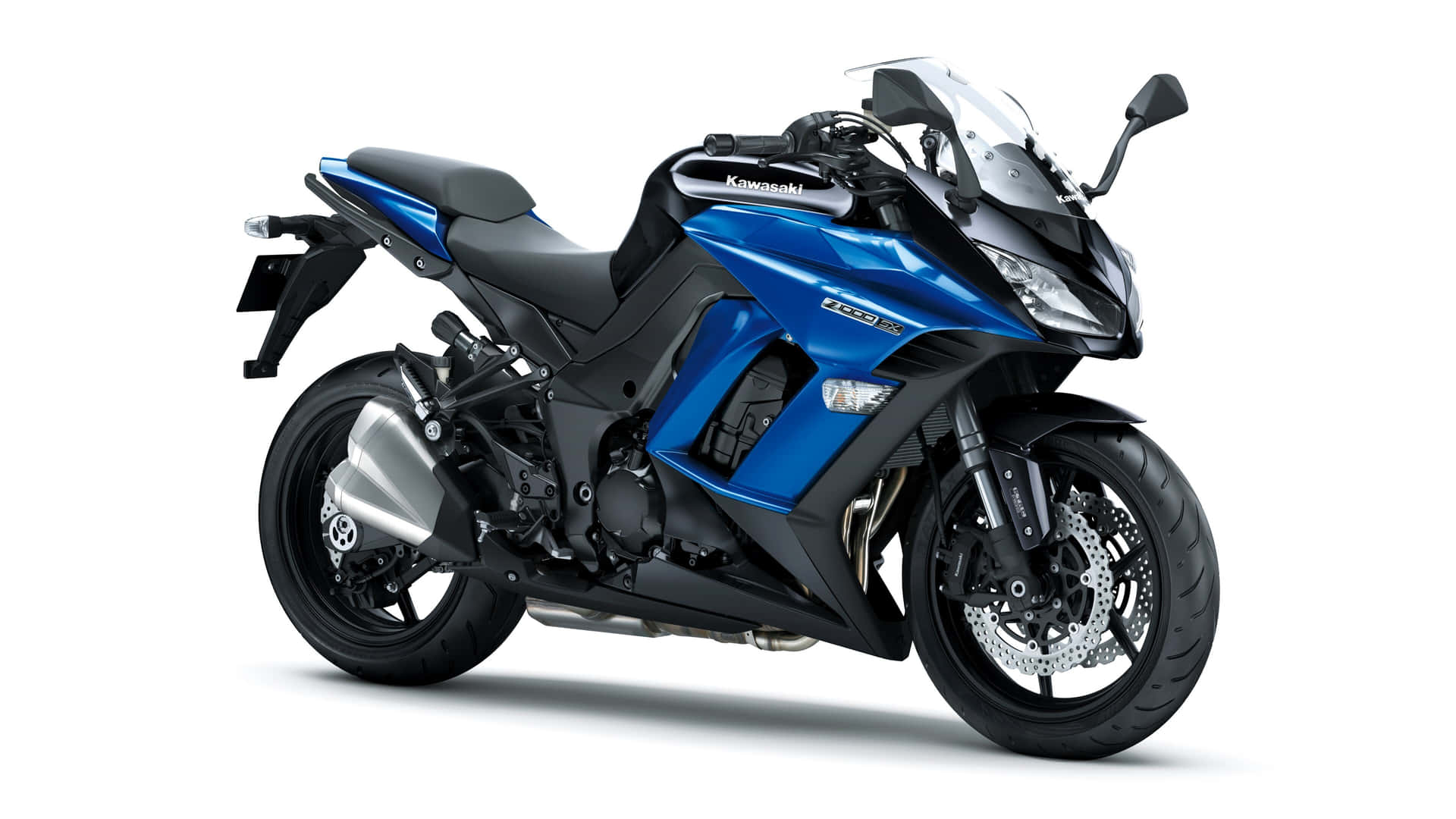 藍黑 Kawasaki Ninja 運動電單車的攝影棚照片。