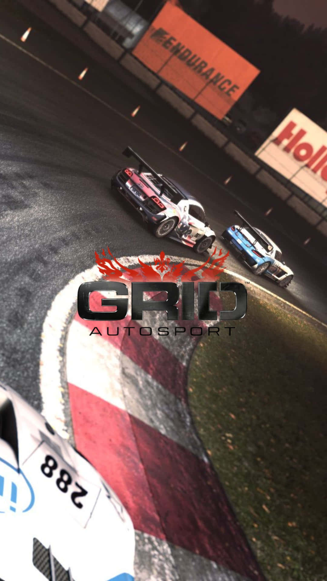 Grid Autosport 桌布 壁紙 — 兩輛賽車在夜間濕滑的賽道上，在明亮的體育場燈光下爭奪位置。