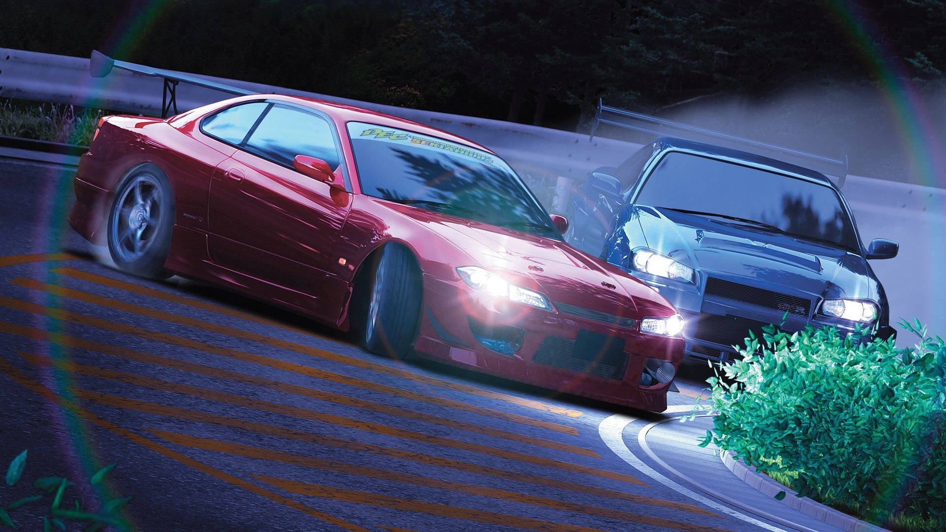 Sports Car 桌布 壁紙 — 兩輛跑車在夜間濕滑彎道上飄移，車頭燈閃耀，並帶有彩虹鏡頭光暈。